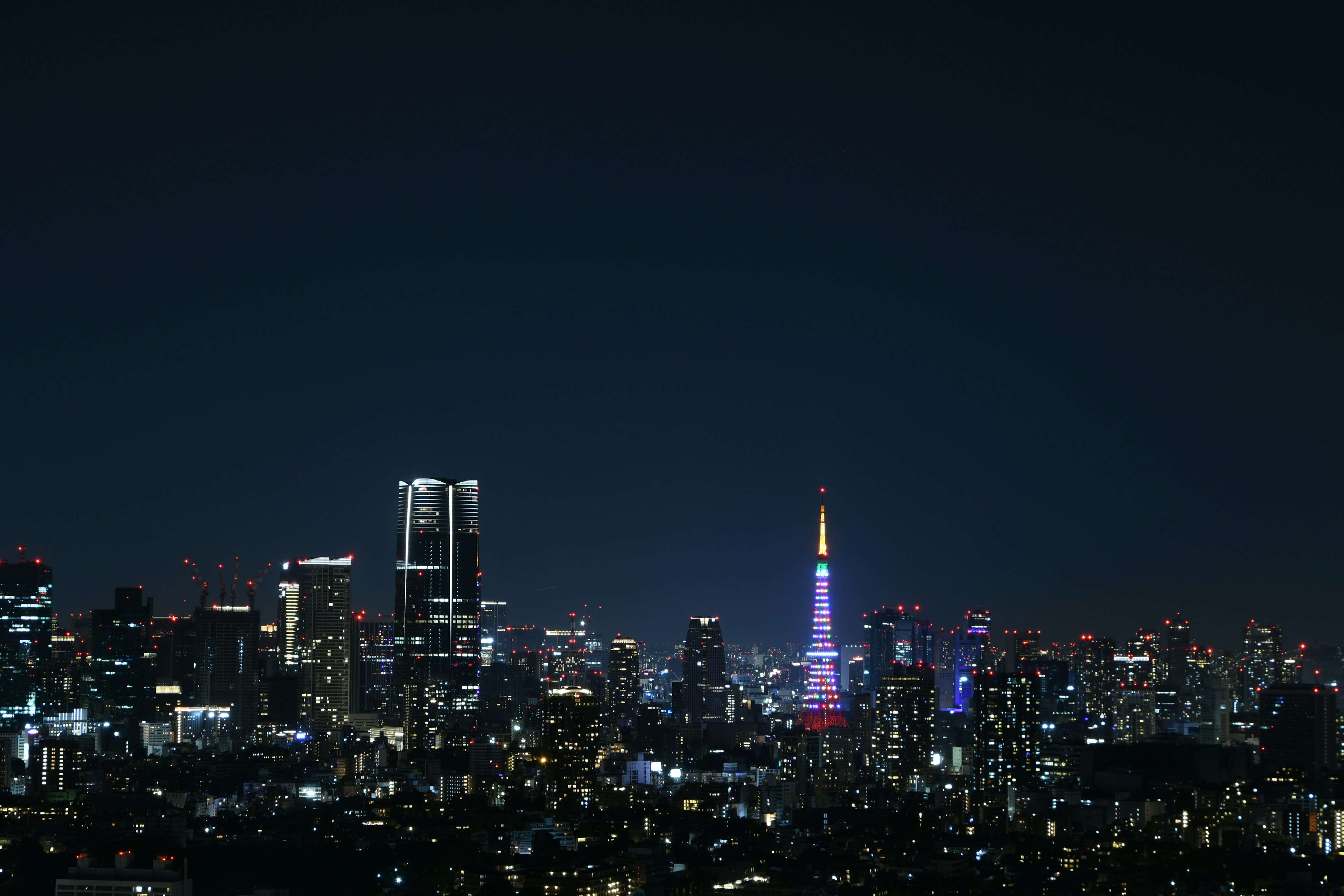 Tour de Tokyo illuminée contre le ciel nocturne de Tokyo