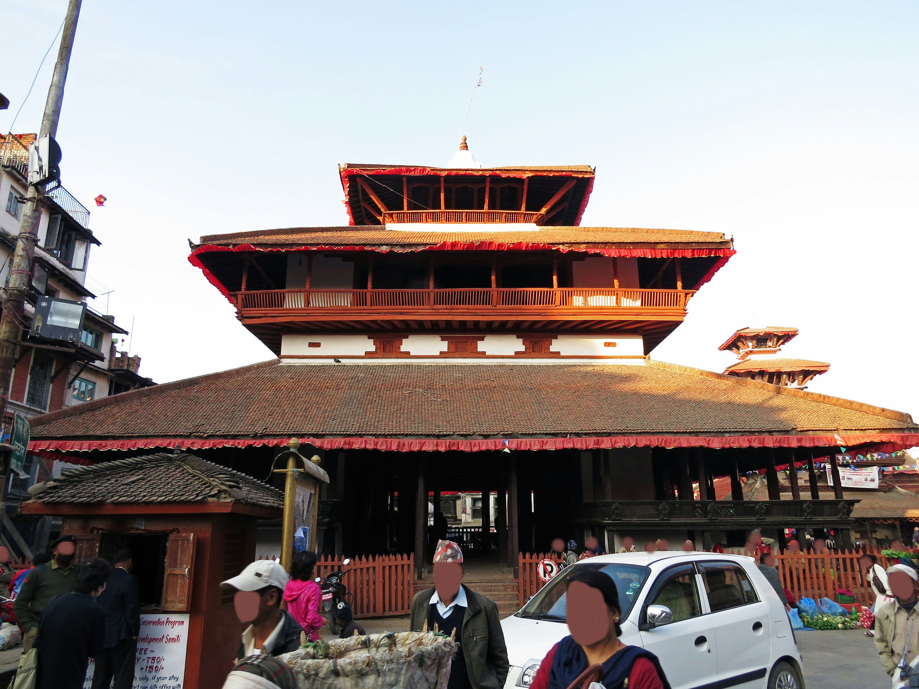 独特建筑风格的尼泊尔传统寺庙沐浴在柔和的日落光线中