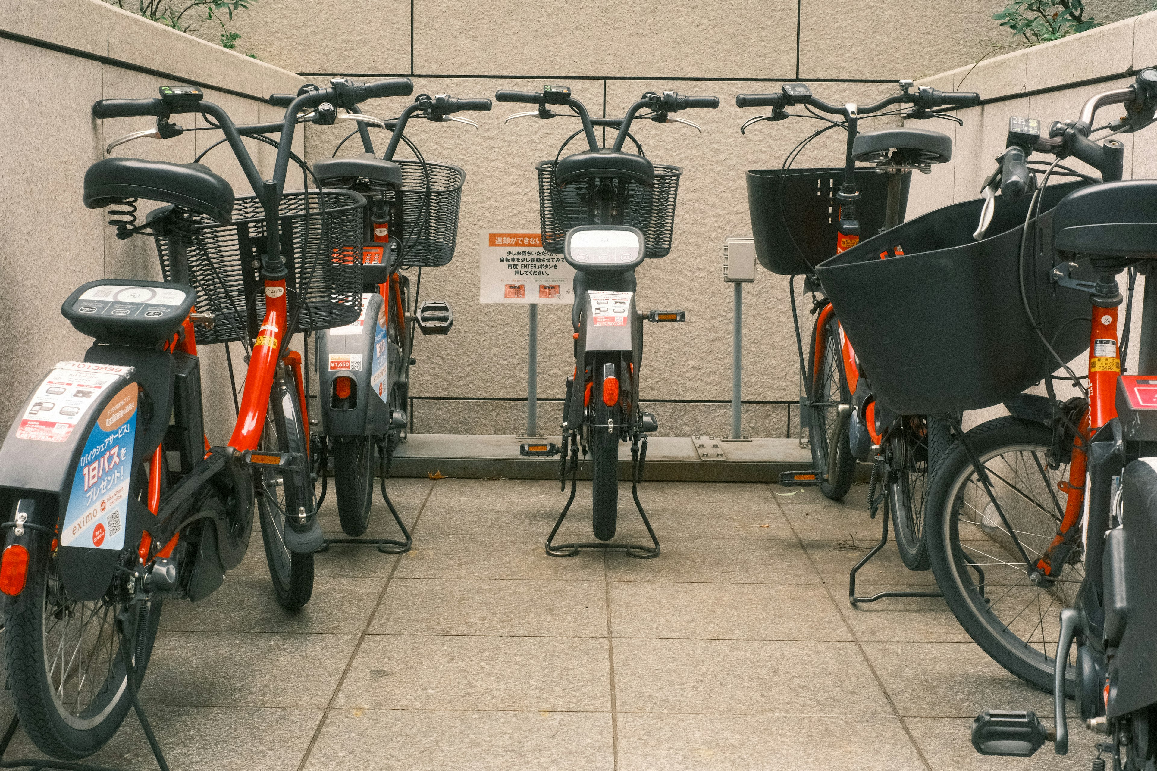 Vista interna di un'area di parcheggio per biciclette con biciclette rosse