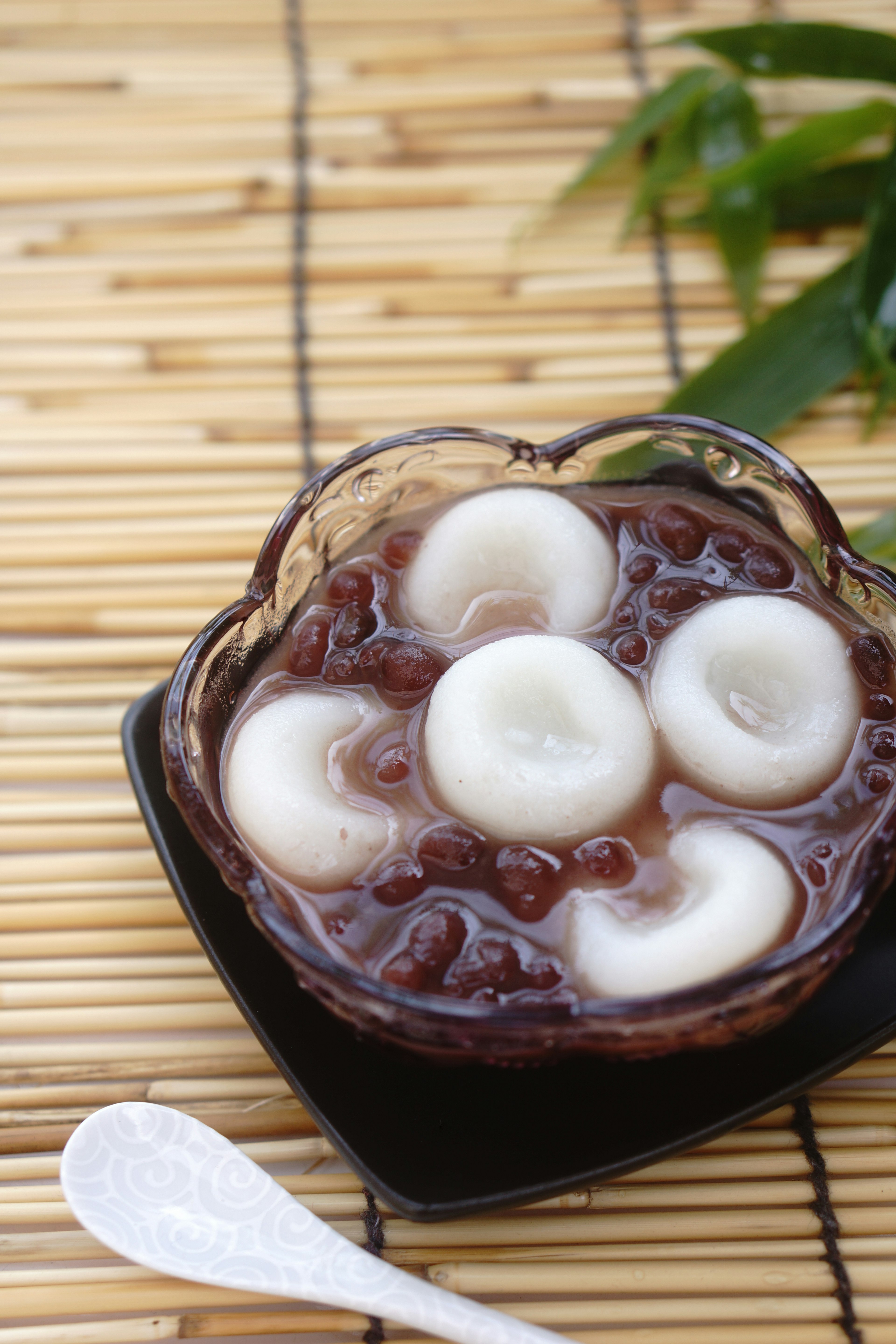 Ciotola di dessert con palline di riso glutinoso e pasta di fagioli rossi