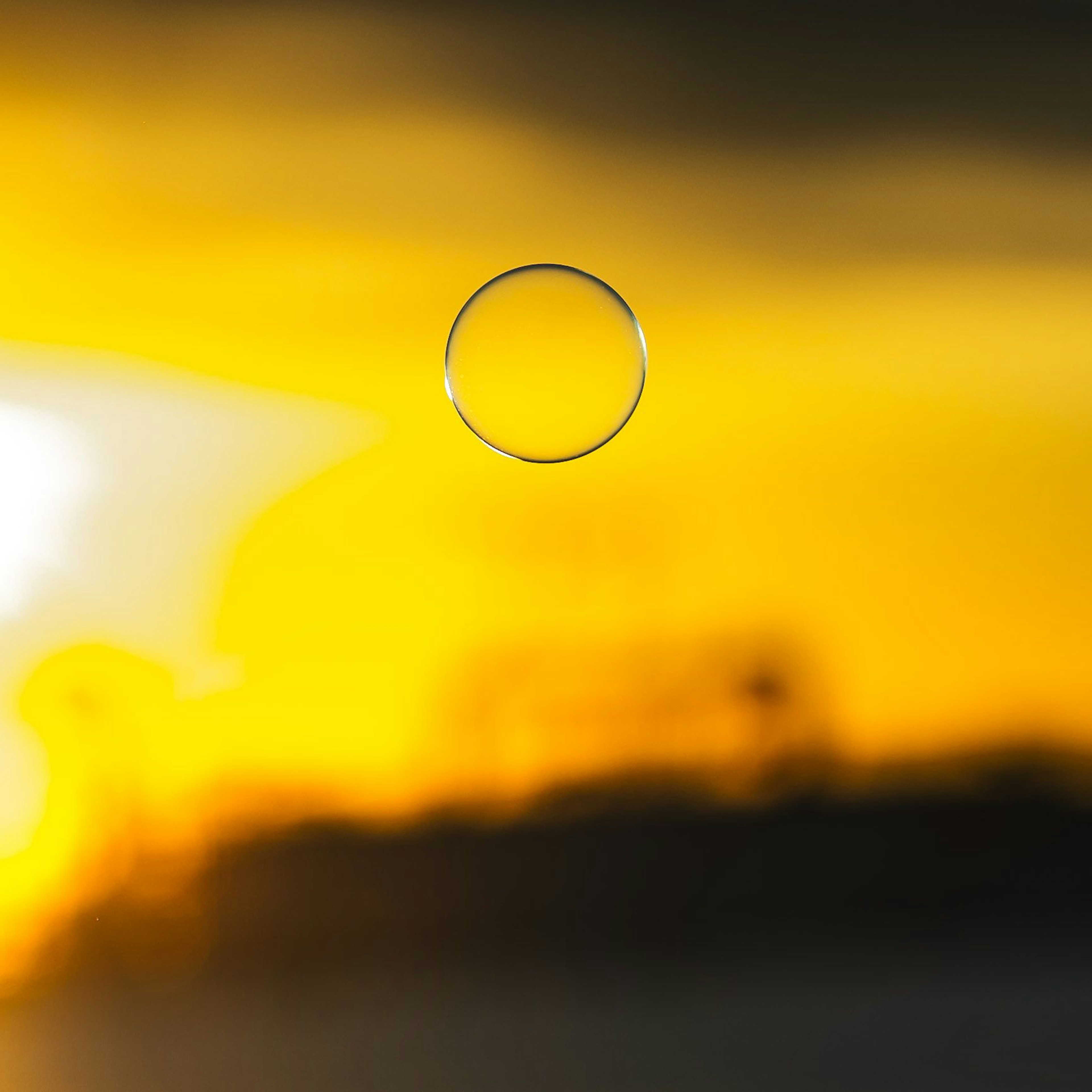 Gros plan d'une bulle transparente sur fond de coucher de soleil