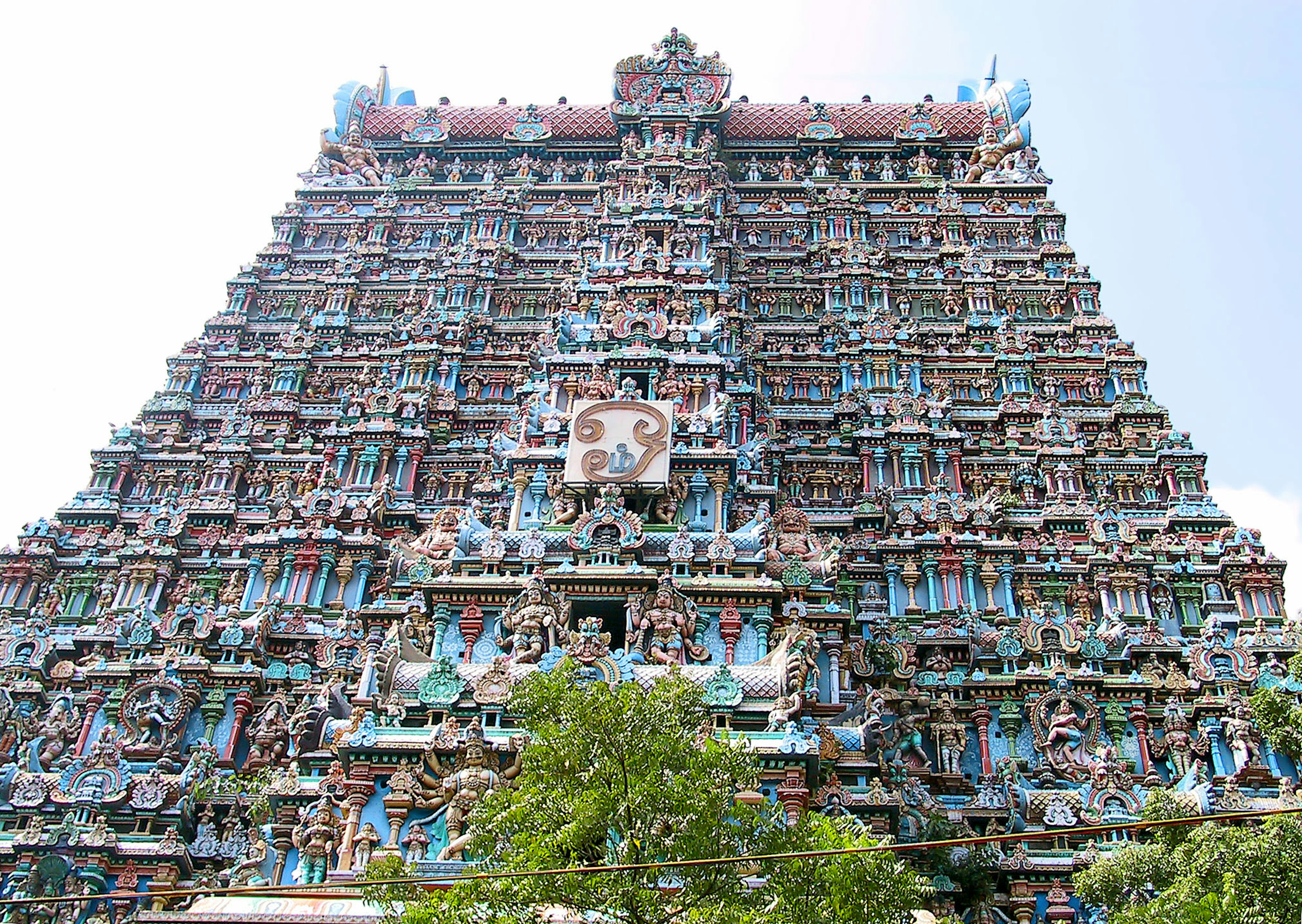 Menara berornamen berwarna dari sebuah kuil di India Selatan