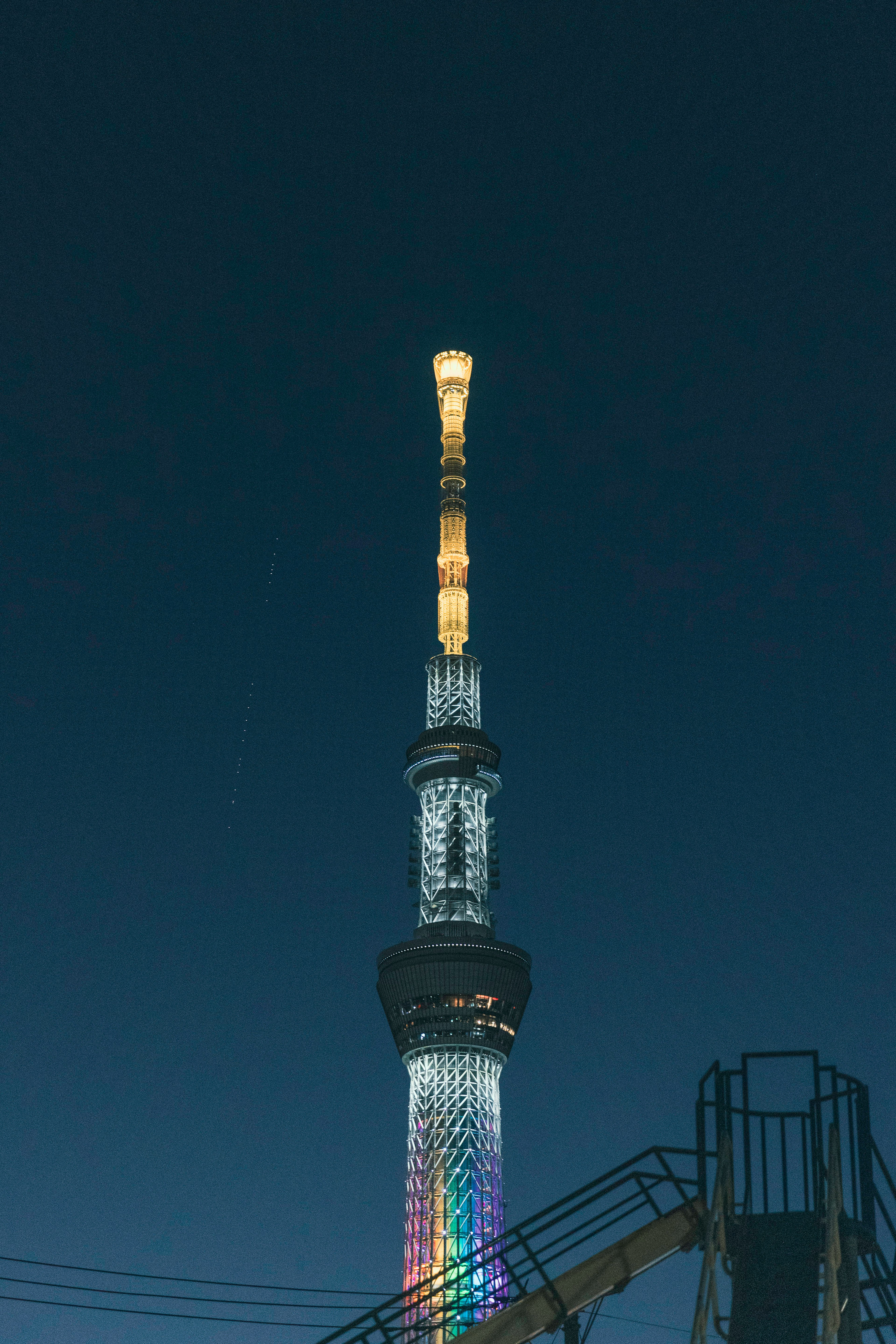 Tokyo Skytree bei Nacht mit seiner Höhe und schönen Beleuchtung