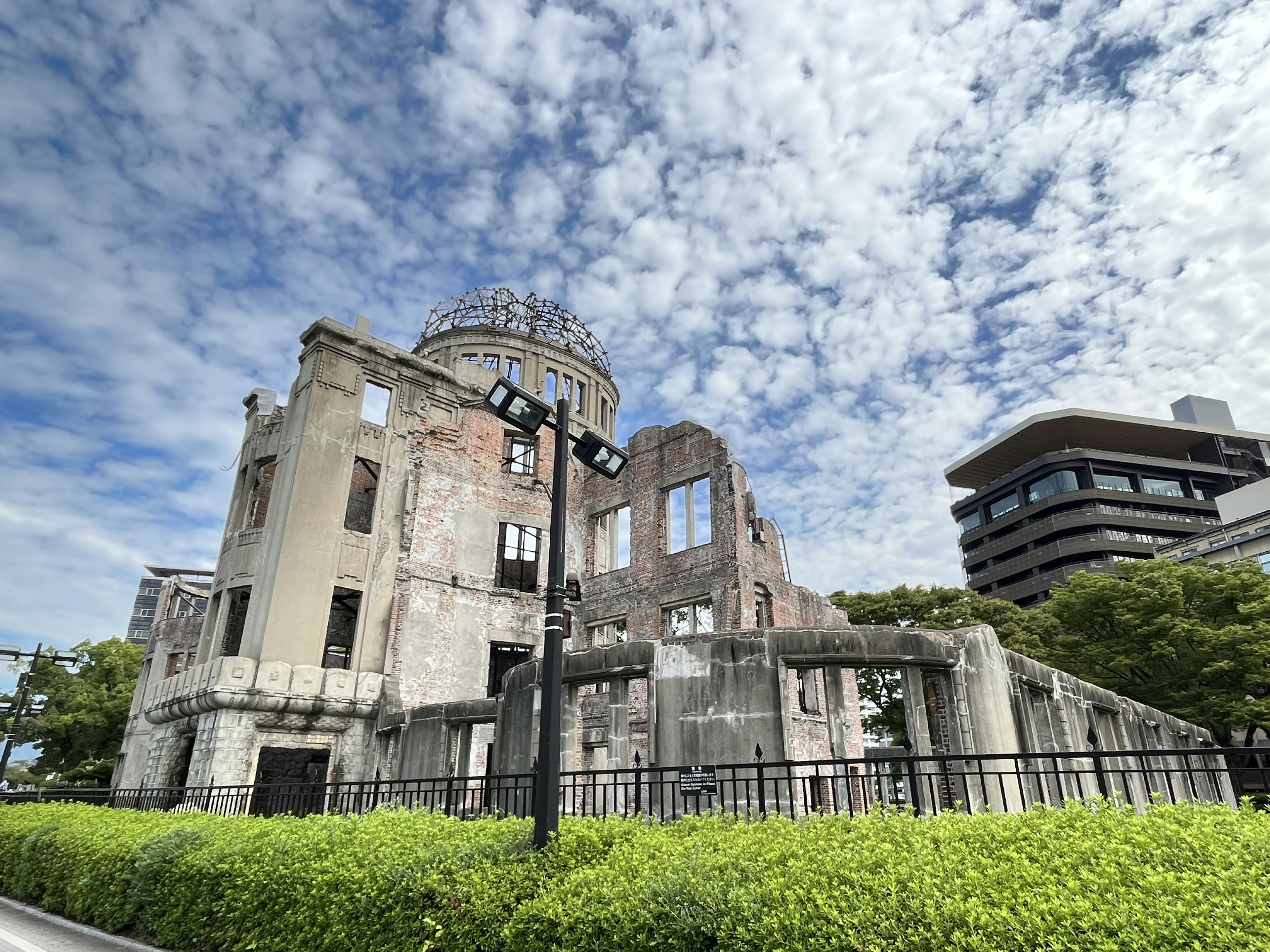 Rovine del Memoriale della pace di Hiroshima con cielo blu