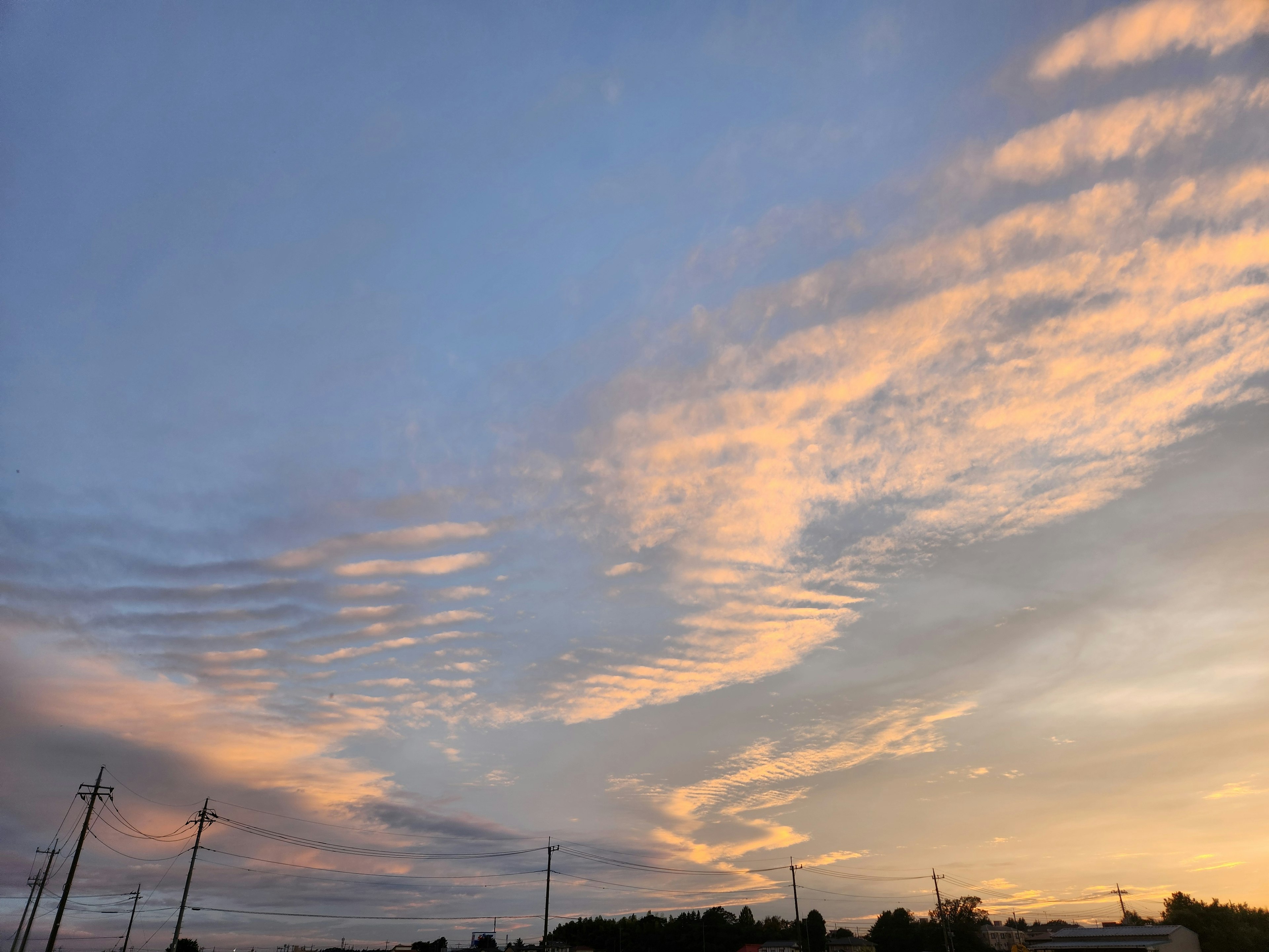 薄い雲と美しいオレンジ色の夕焼けの空