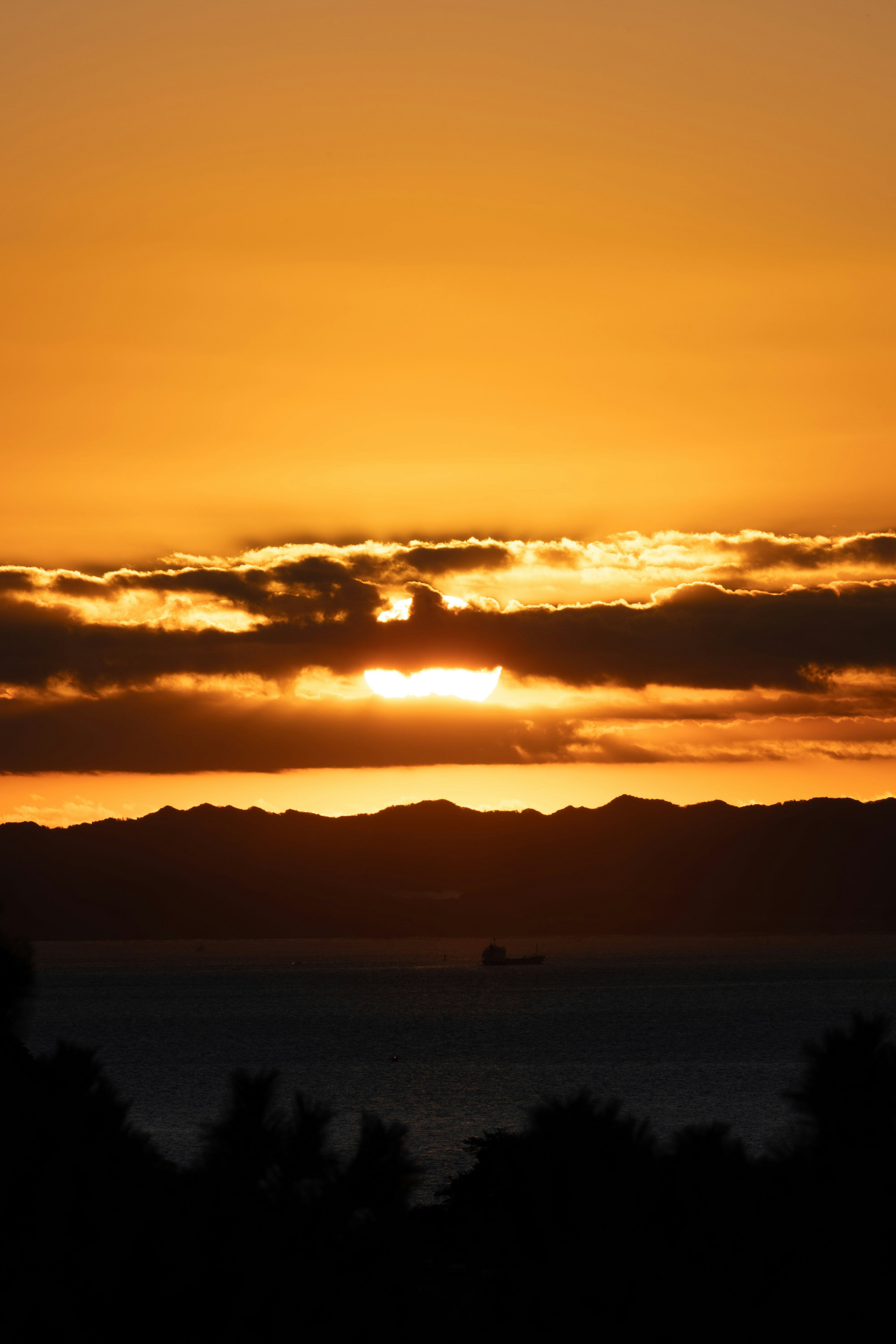 夕日が海に沈む美しい風景 様々なオレンジと黄色の色合いが空を彩る