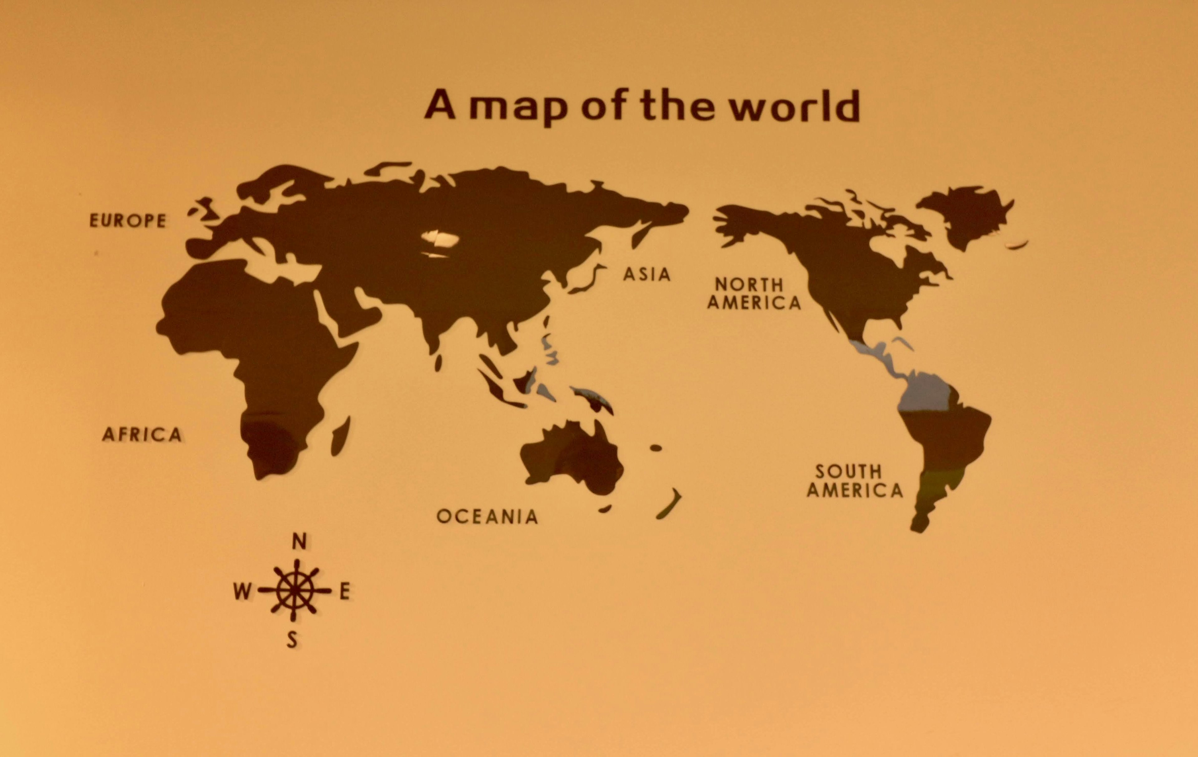 世界地図のシンプルなデザインが特徴で各大陸が茶色で描かれている