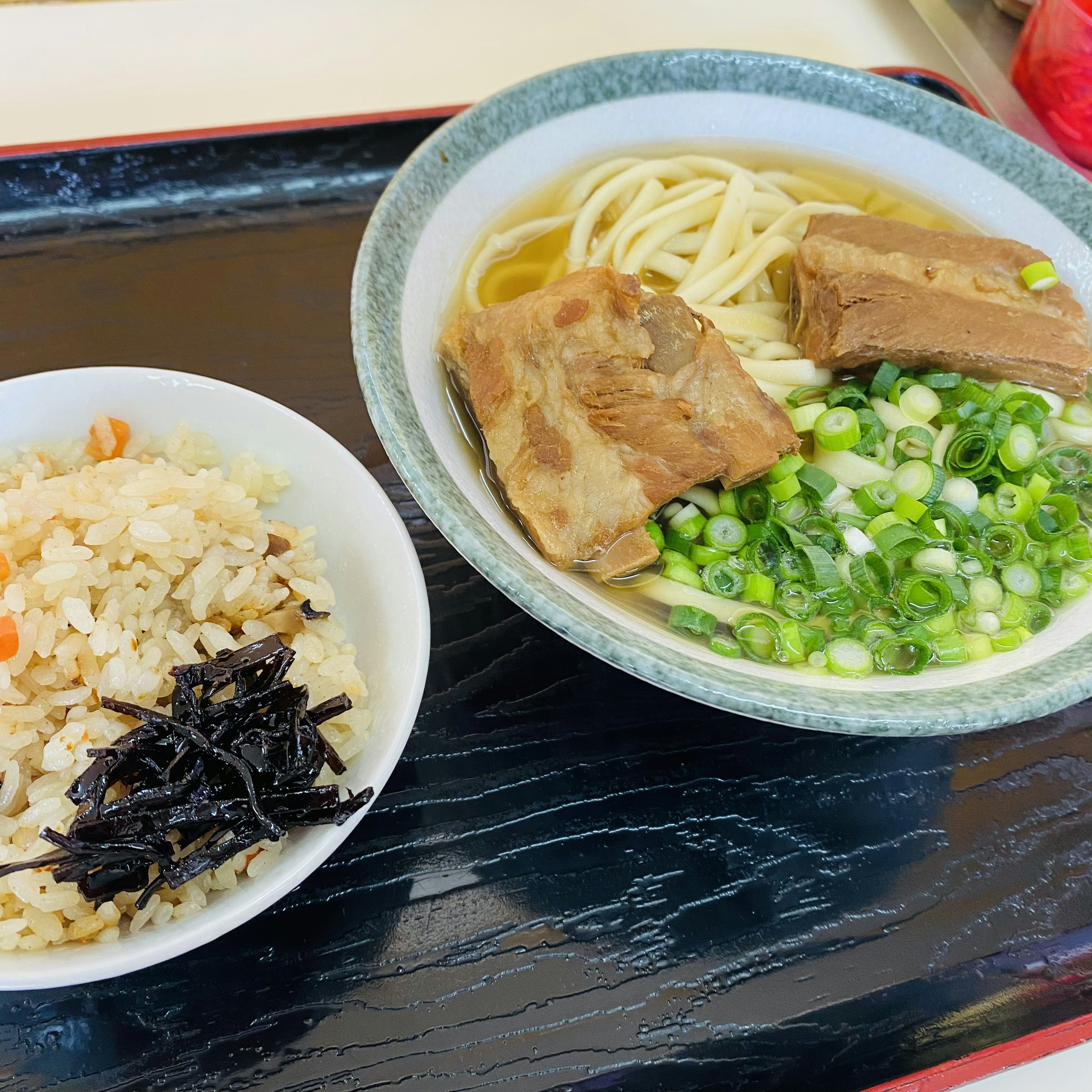 美味しそうなラーメンとご飯のセット