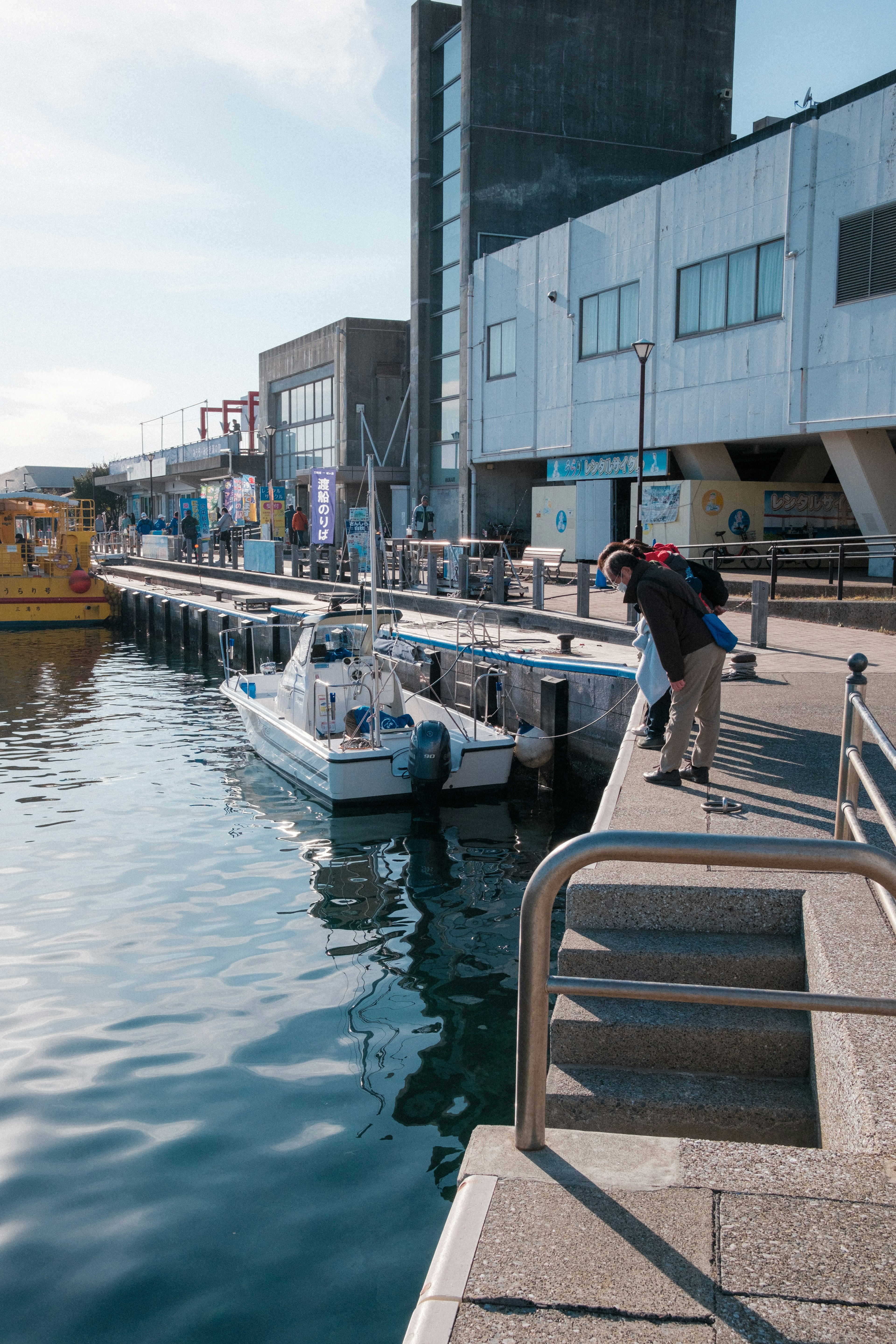 Scène d'un petit bateau amarré dans un port avec une personne