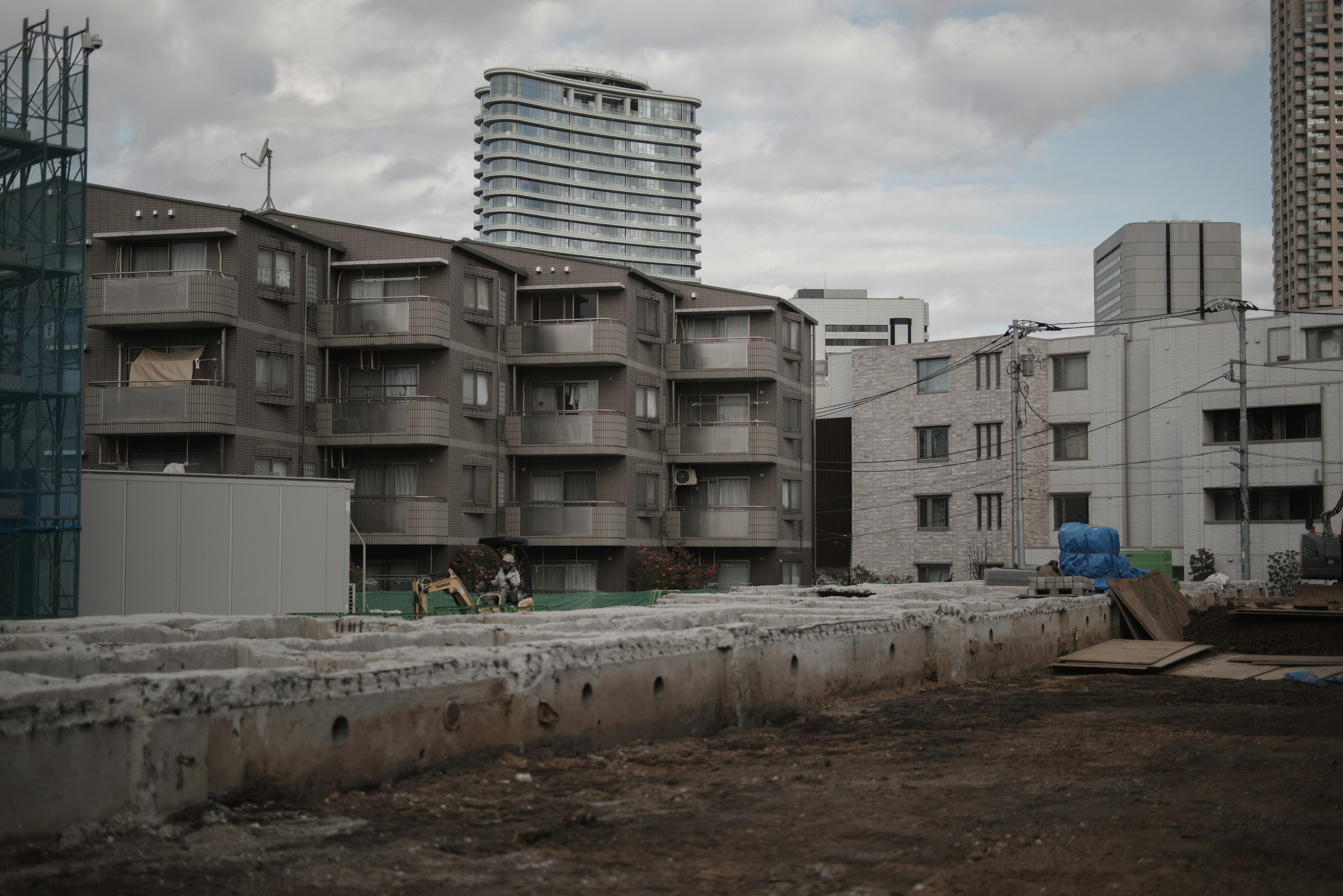 Immagine di un cantiere con edifici e paesaggio urbano