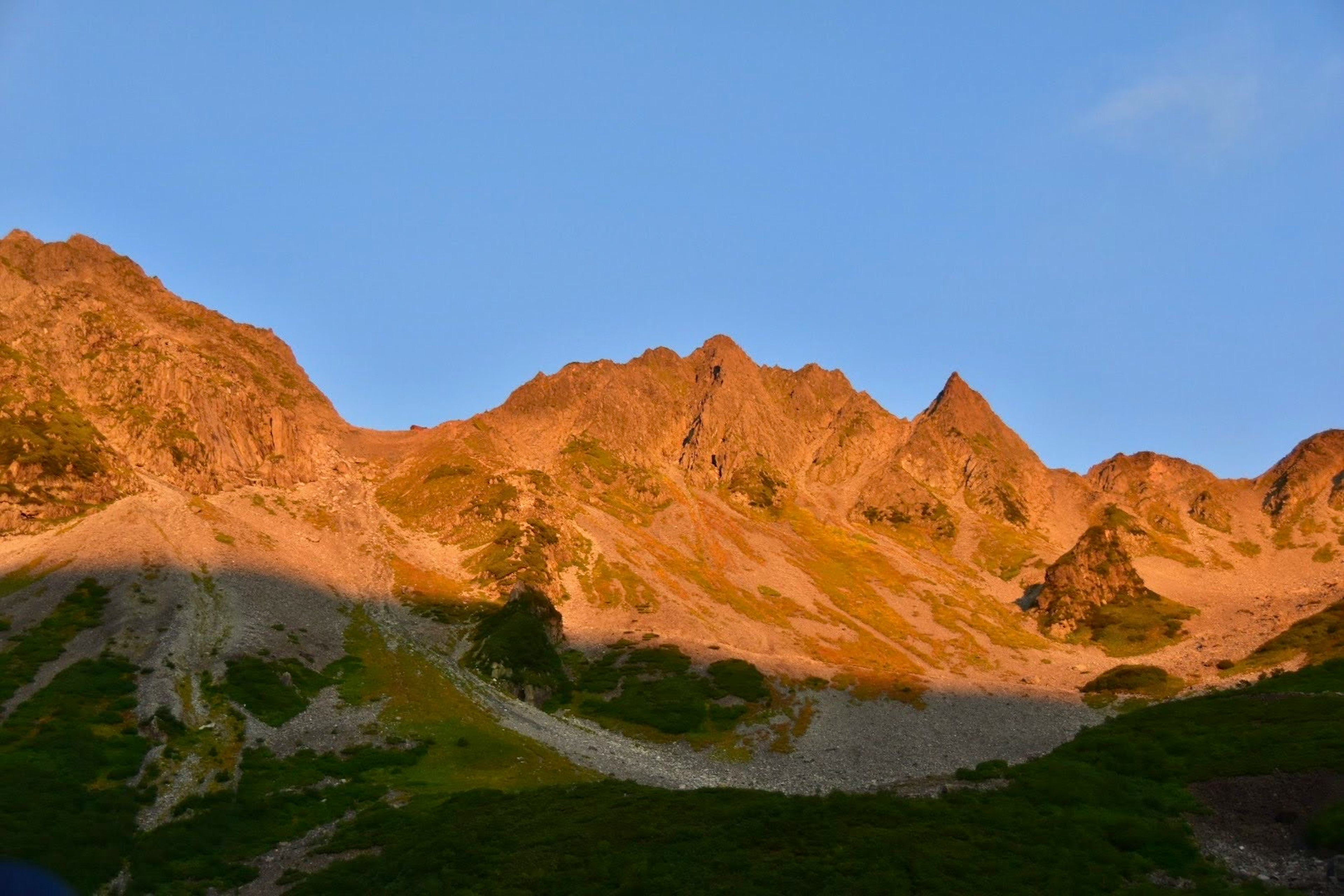 夕日が当たる山々の美しい風景