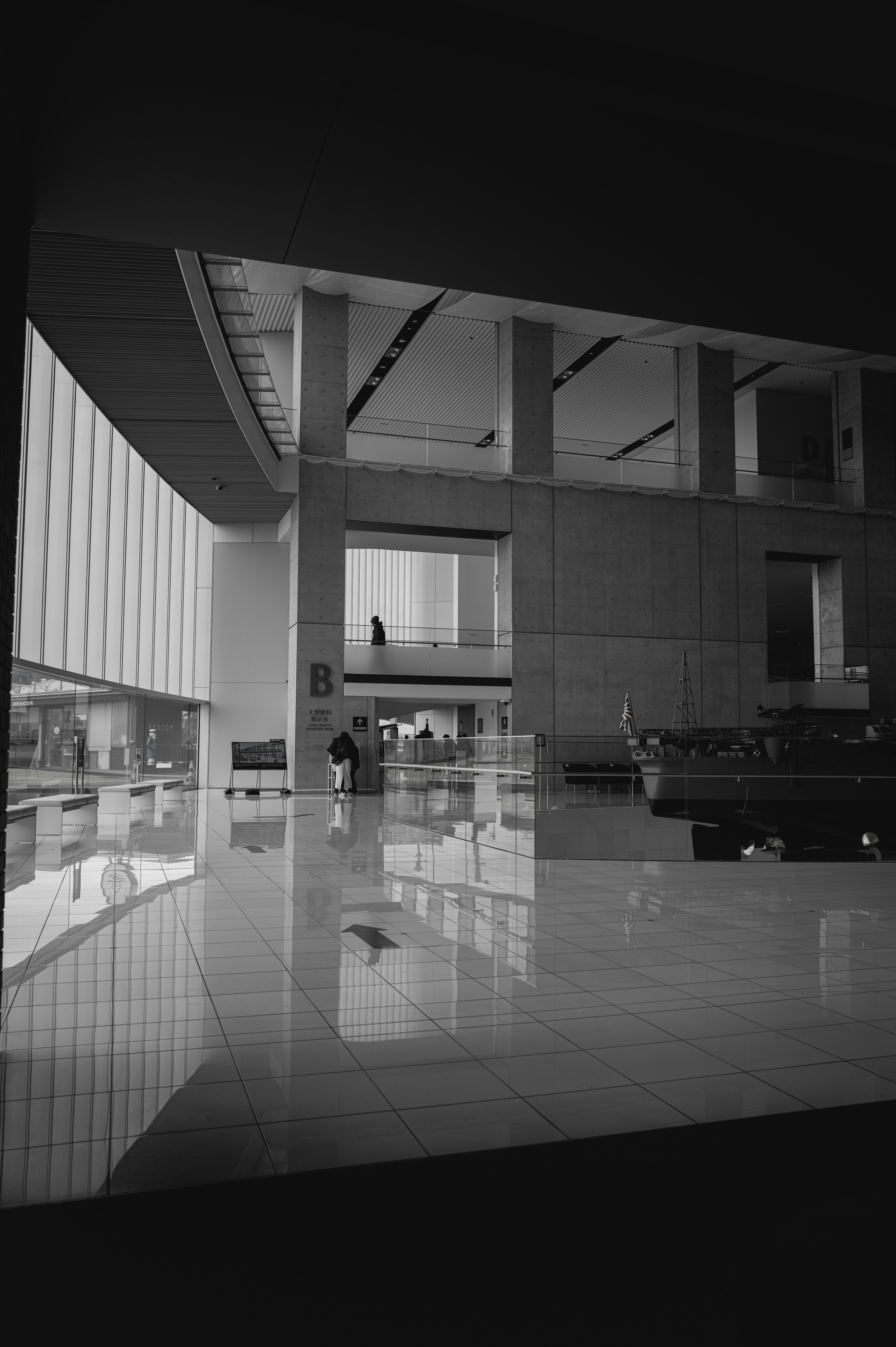 Interior de un edificio moderno con diseño espacioso y piso reflectante