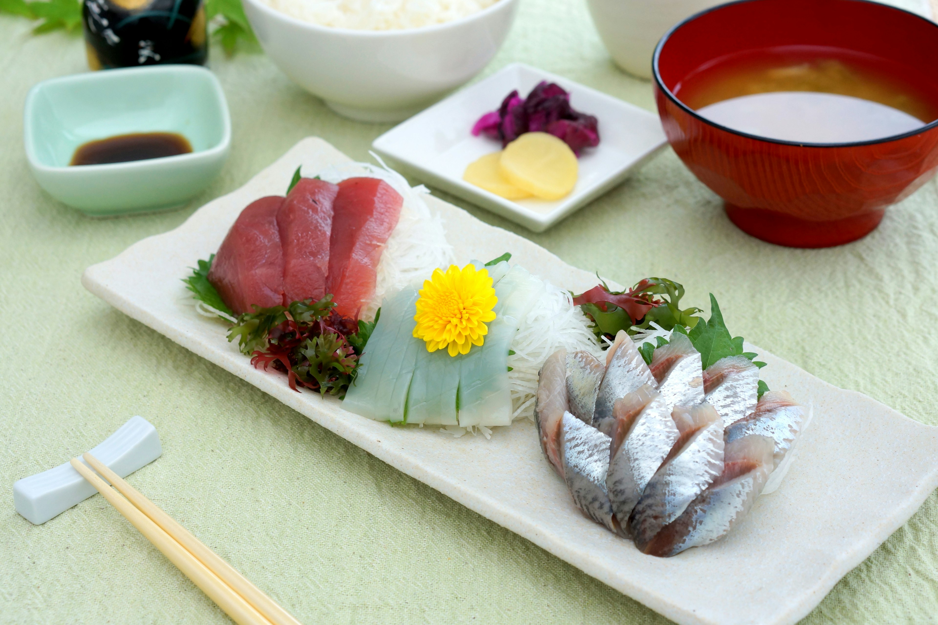 Plato de sashimi fresco con arroz y sopa de miso