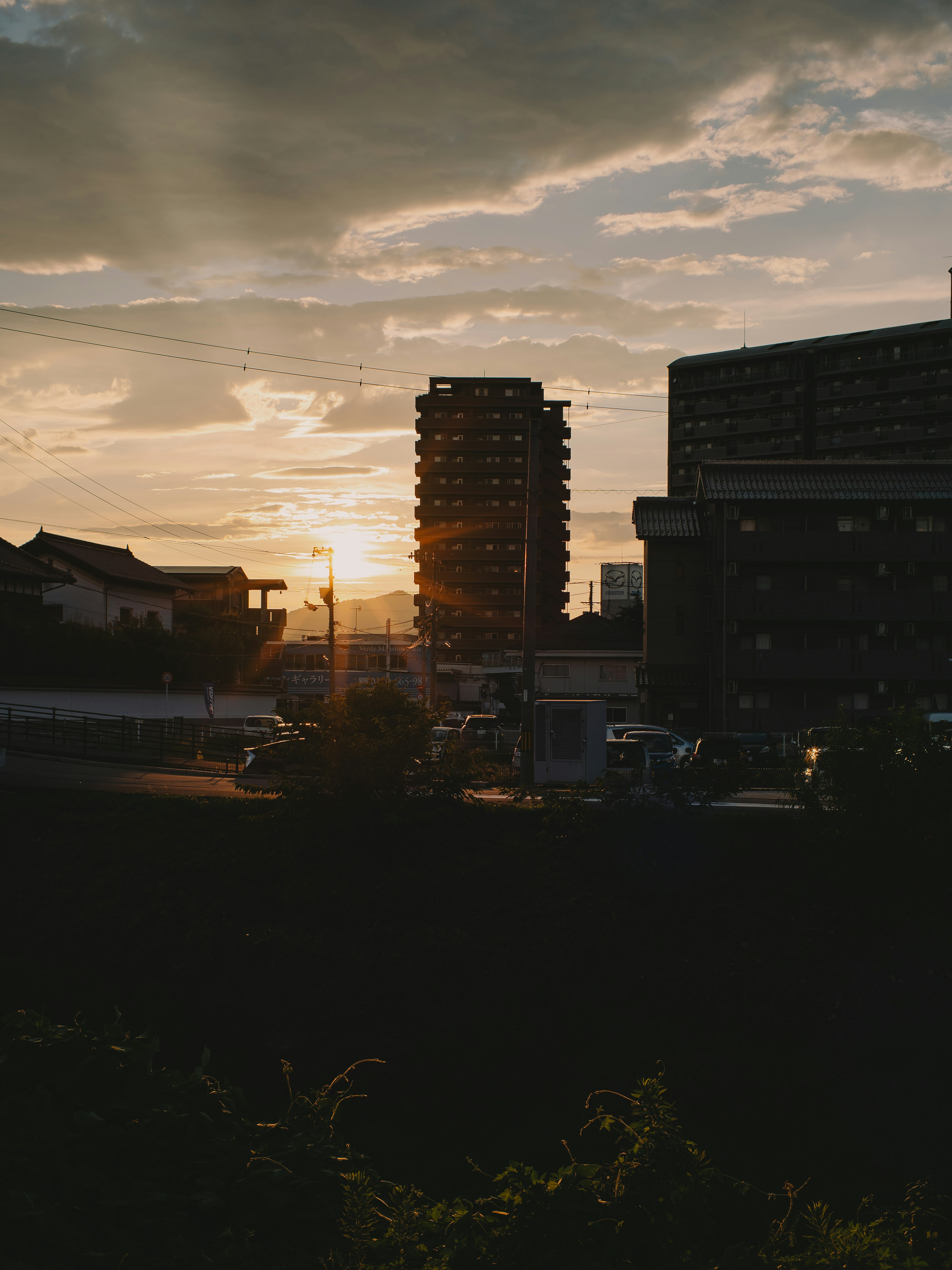 Vue du coucher de soleil entre les bâtiments