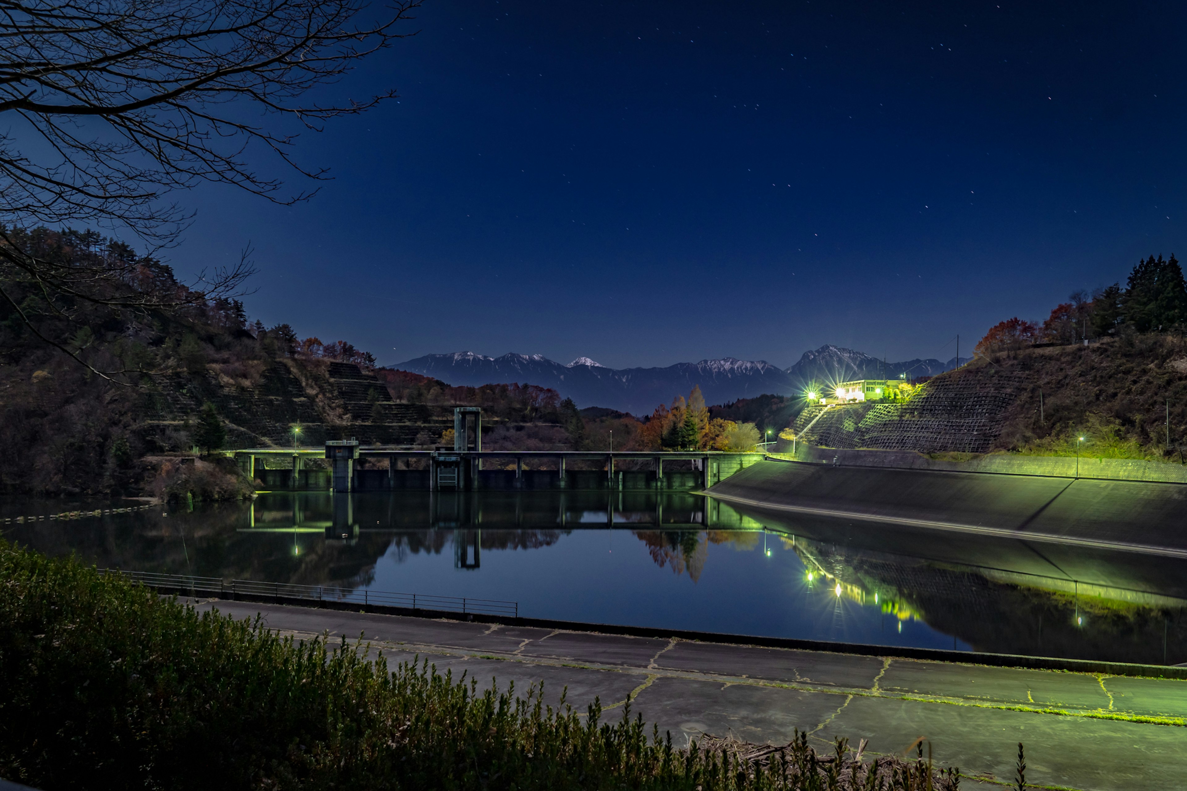 夜のダムと静かな水面の反射が美しい風景