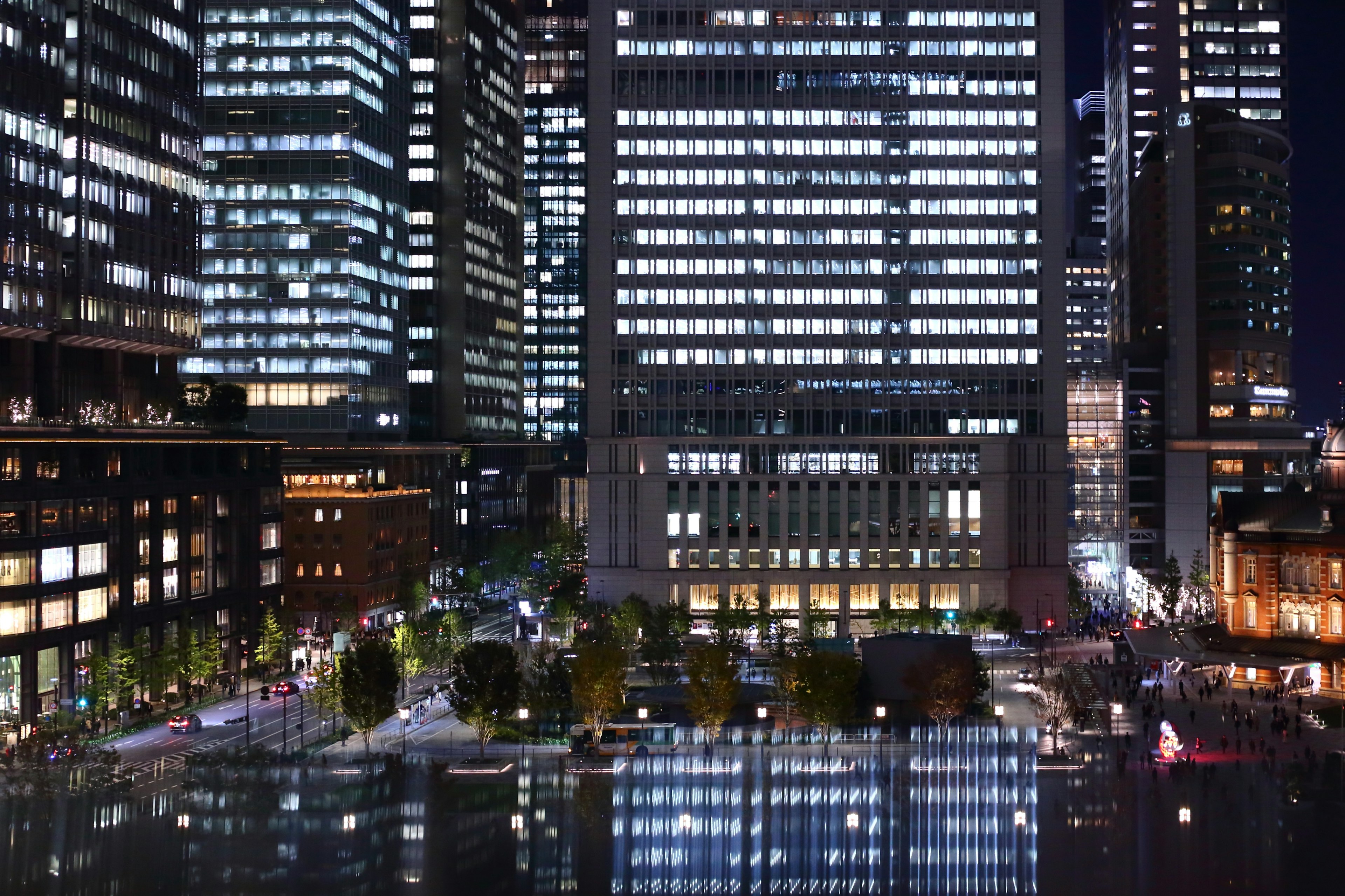 夜の都市景観 高層ビルの明かりと公園の緑が映える風景