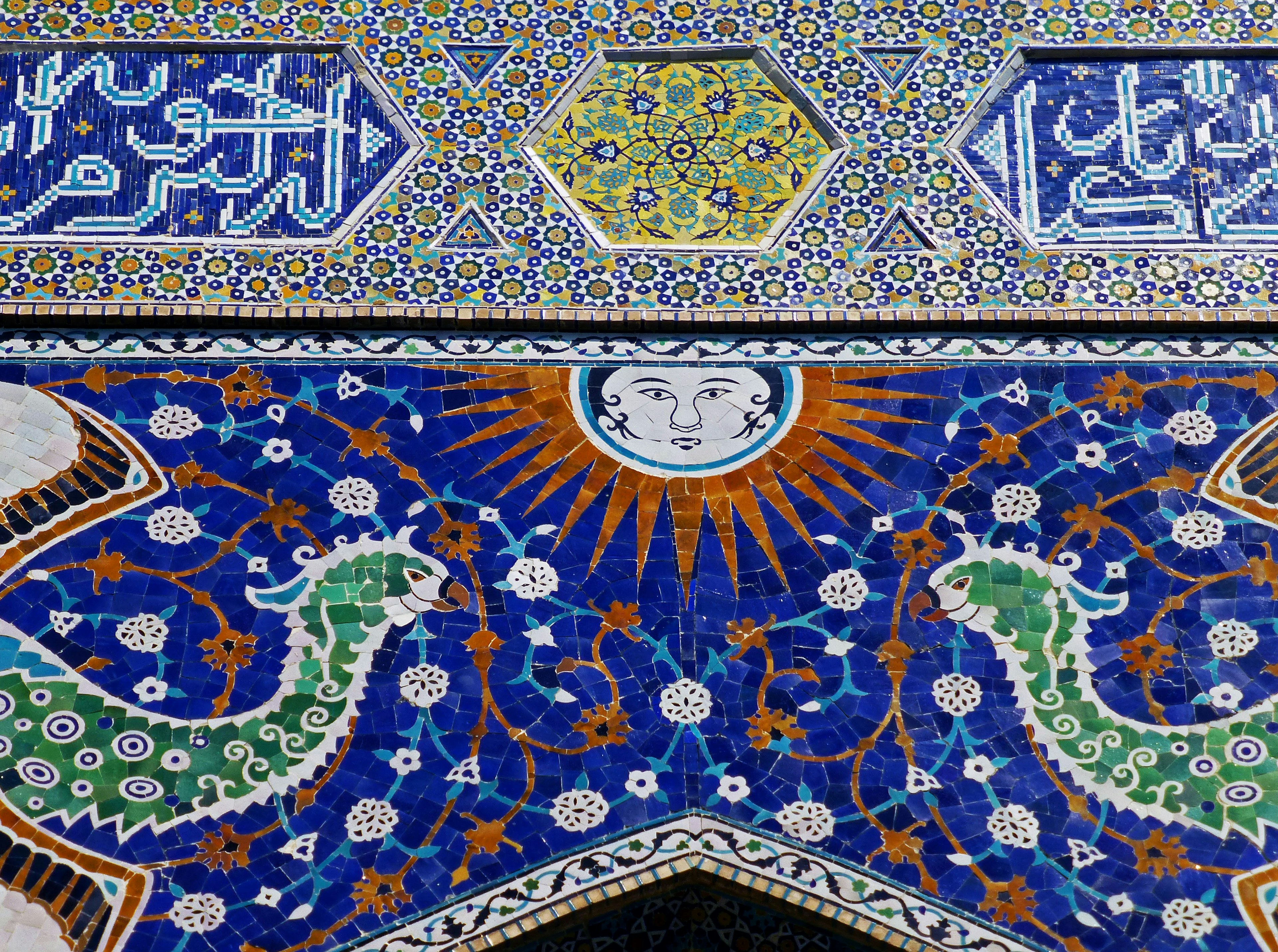 Design in mosaico con due pavoni dalle piume blu e verdi