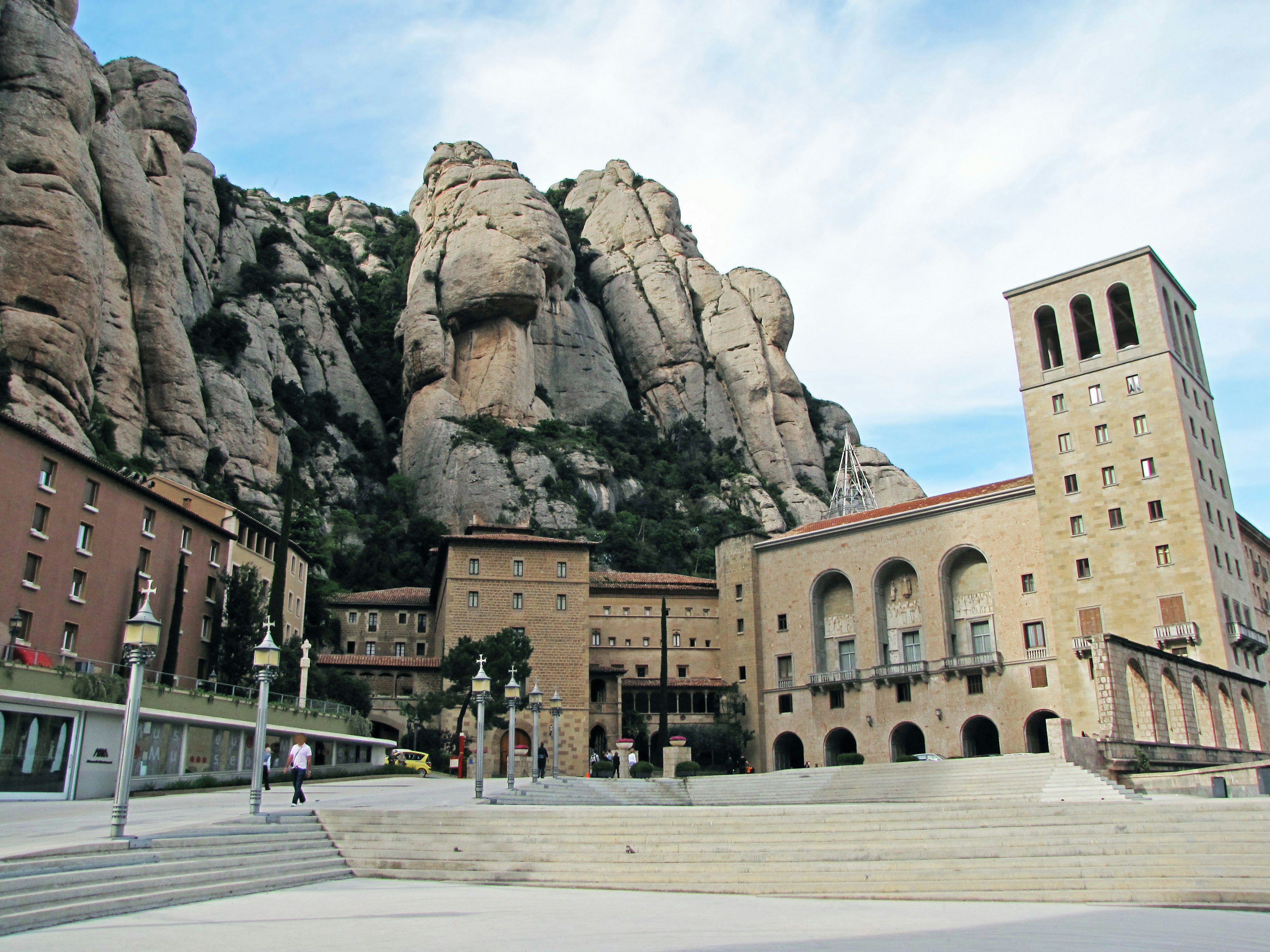 Monastero e edifici con la maestosa montagna di Montserrat sullo sfondo