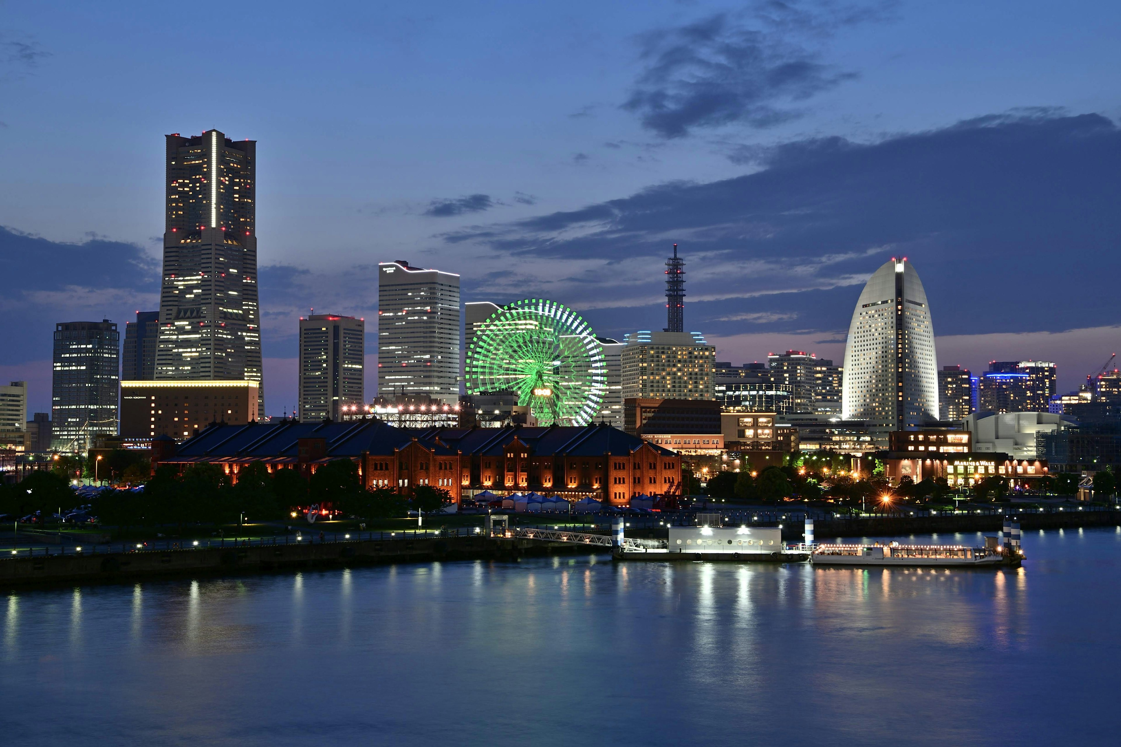 Hermosa vista nocturna del horizonte de Yokohama con reflejos en el agua