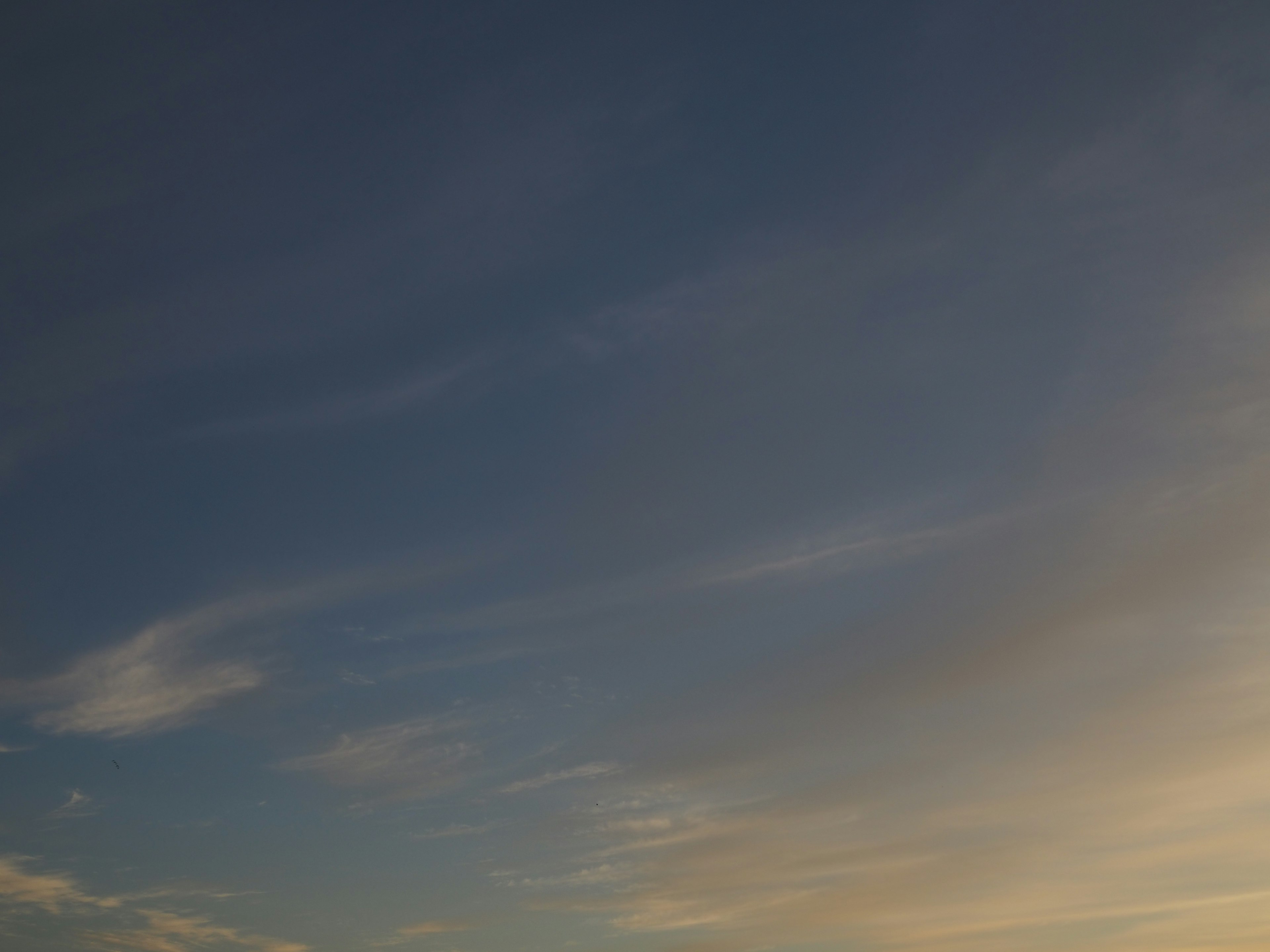 青とオレンジのグラデーションが美しい夕暮れの空