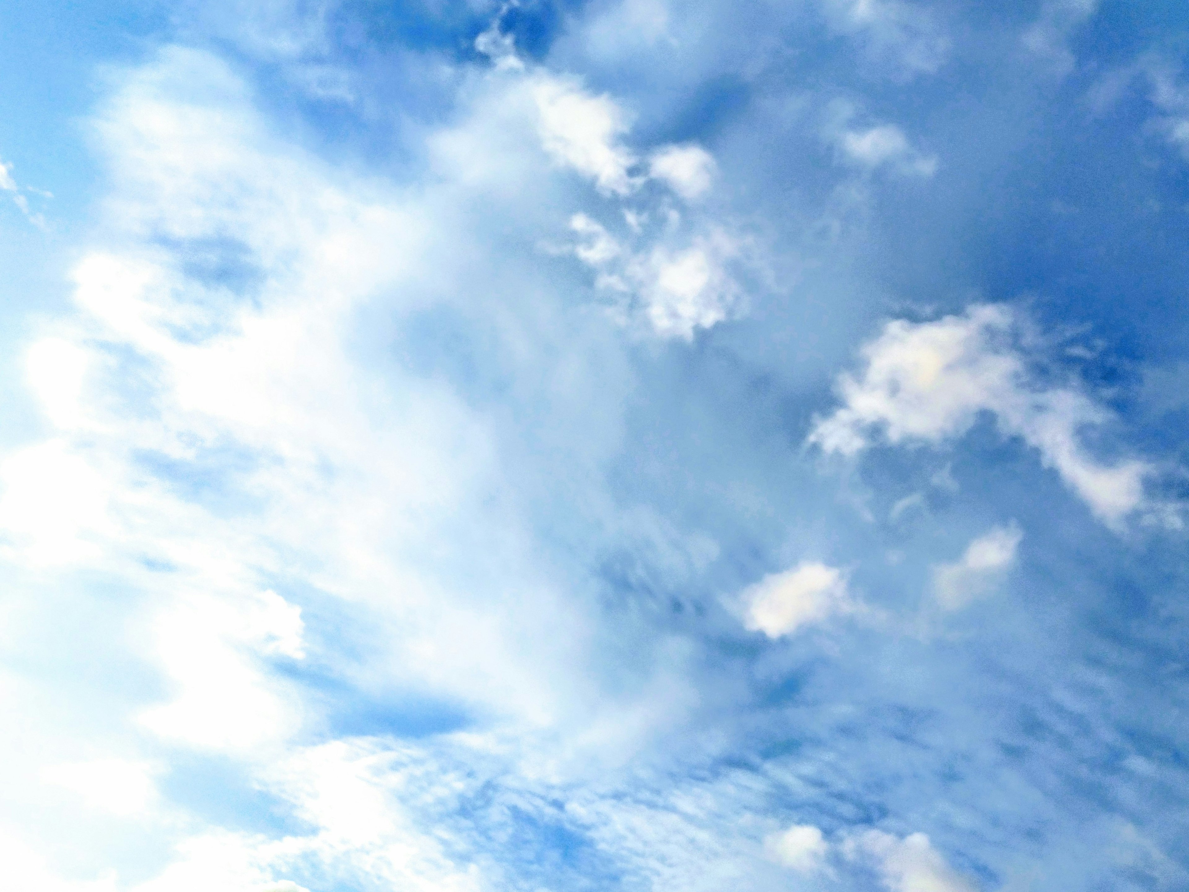 Cielo hermoso con nubes blancas sobre un fondo azul