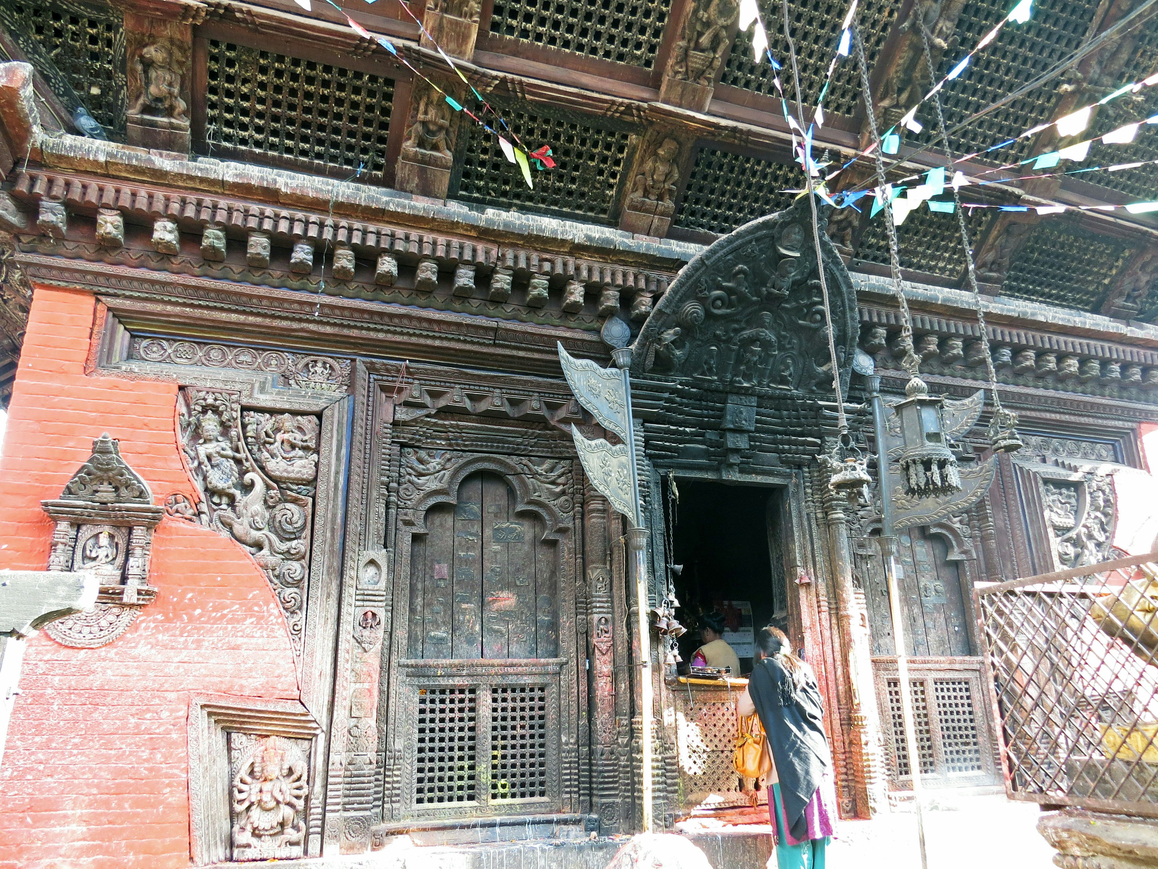 Traditioneller nepalesischer Tempel mit kunstvoll geschnitzter Holztür und Design