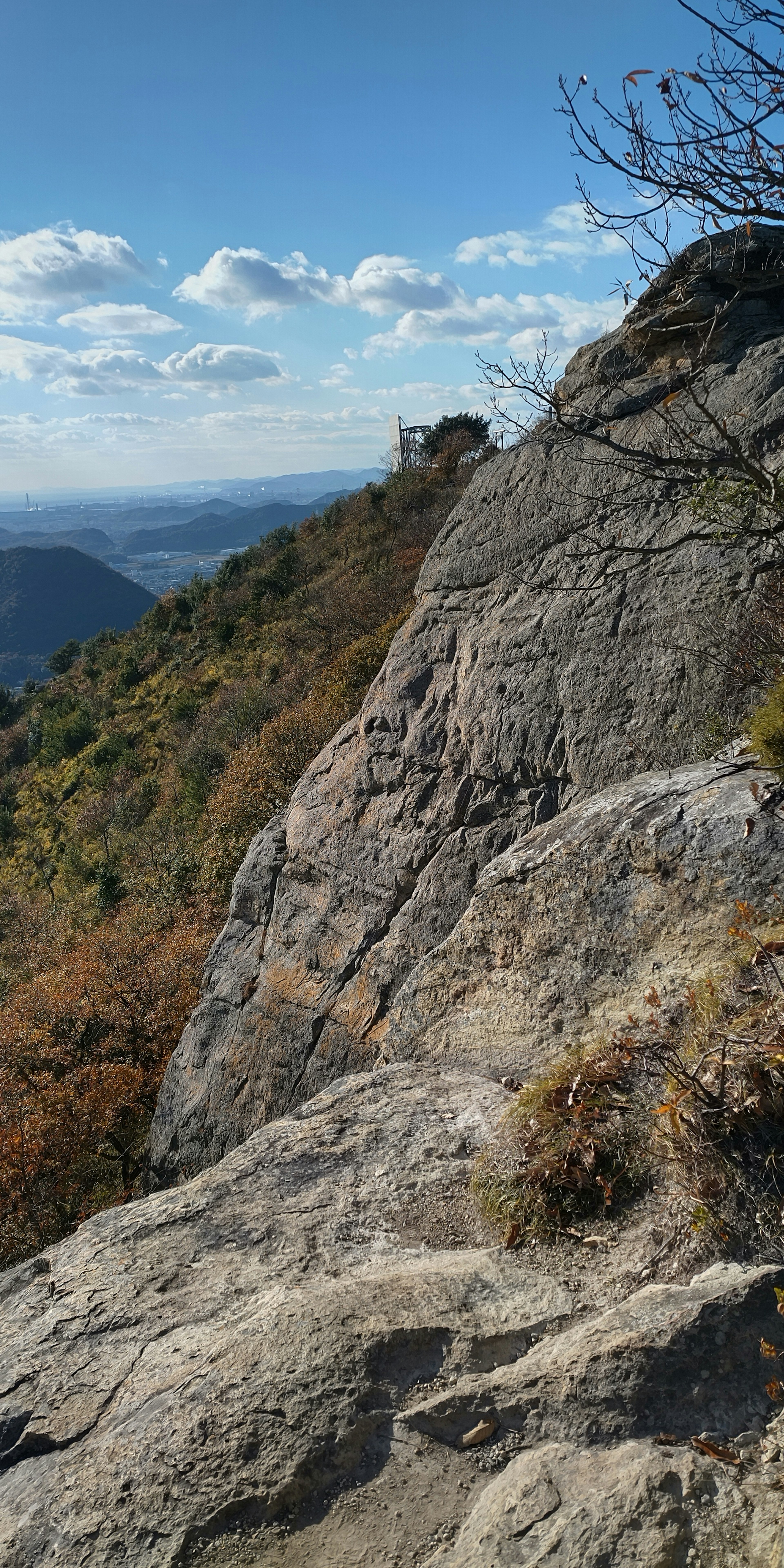 岩石山脉风景与蓝天