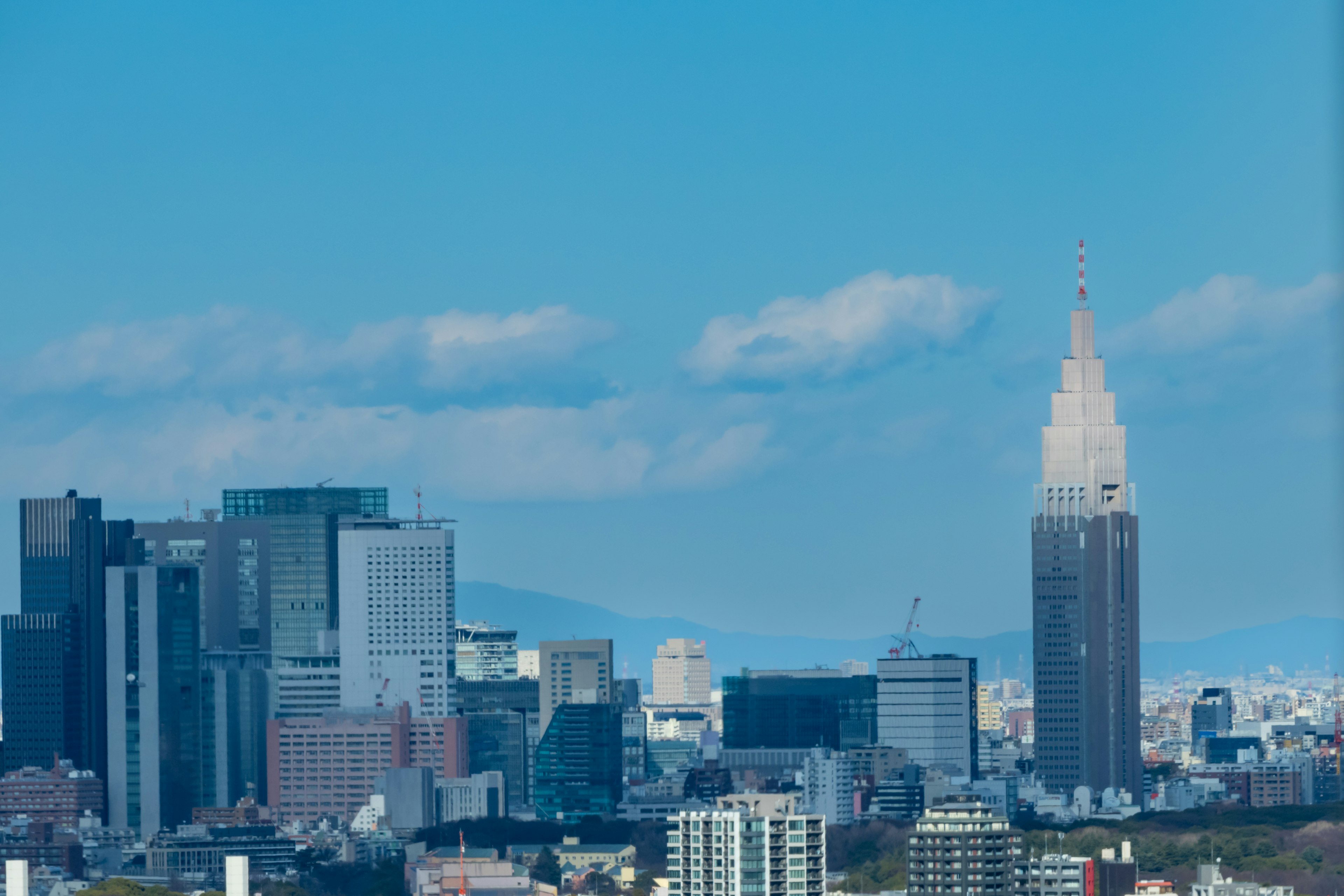 清澈藍天下的城市天際線包括摩天大樓和帝國大廈