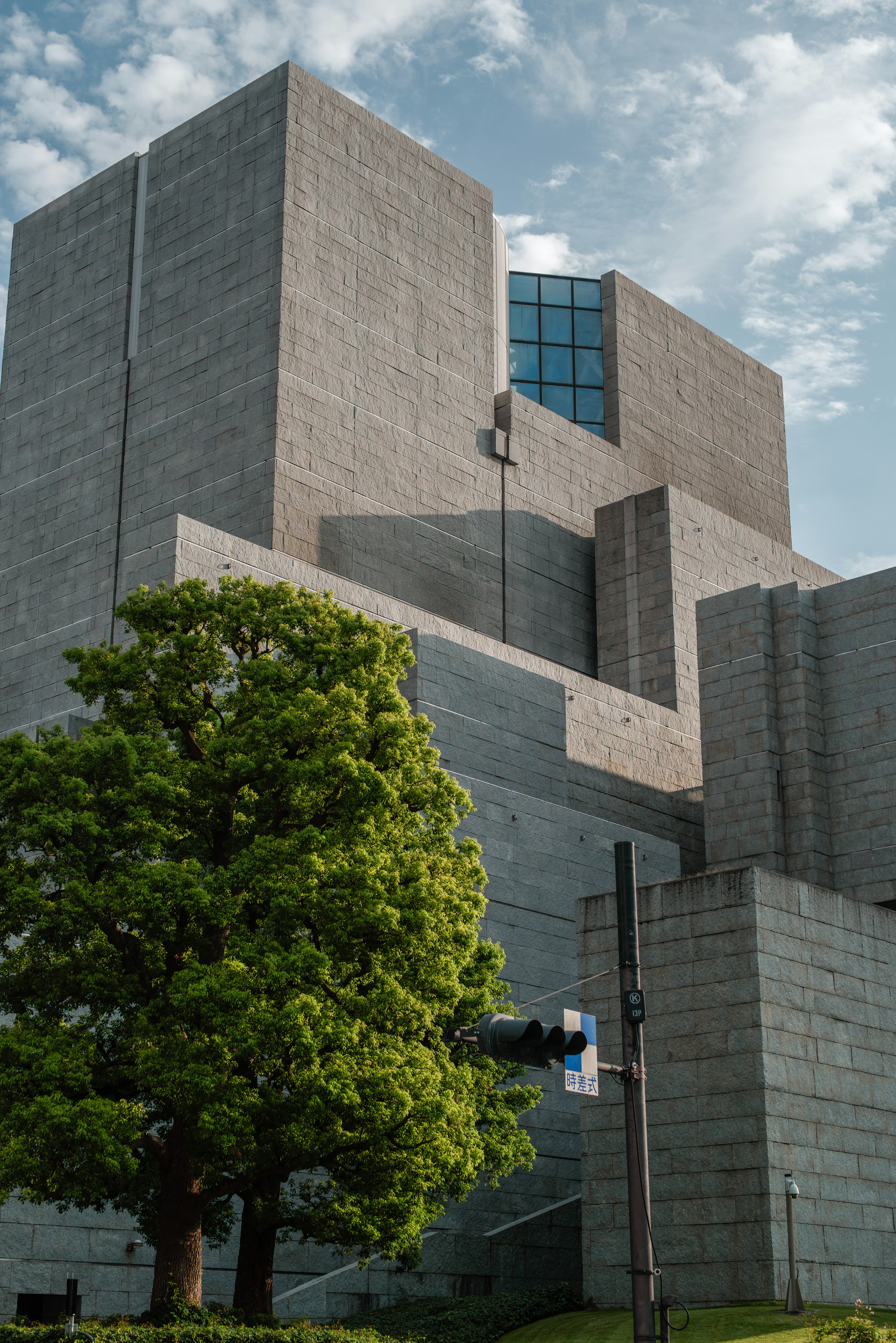 コンクリートの現代建築と緑の木が調和する風景