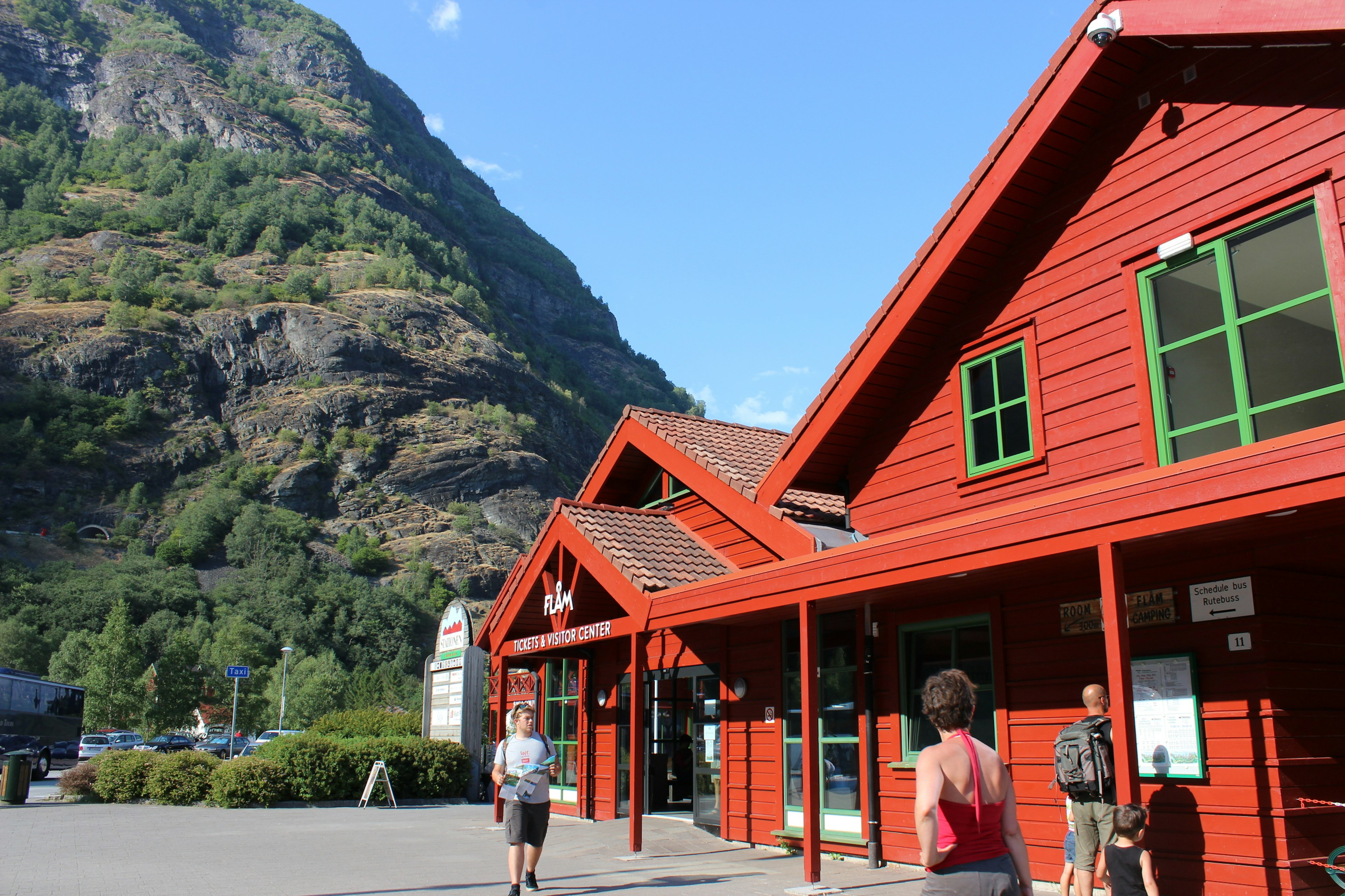 Edificio de madera roja con fondo de montaña