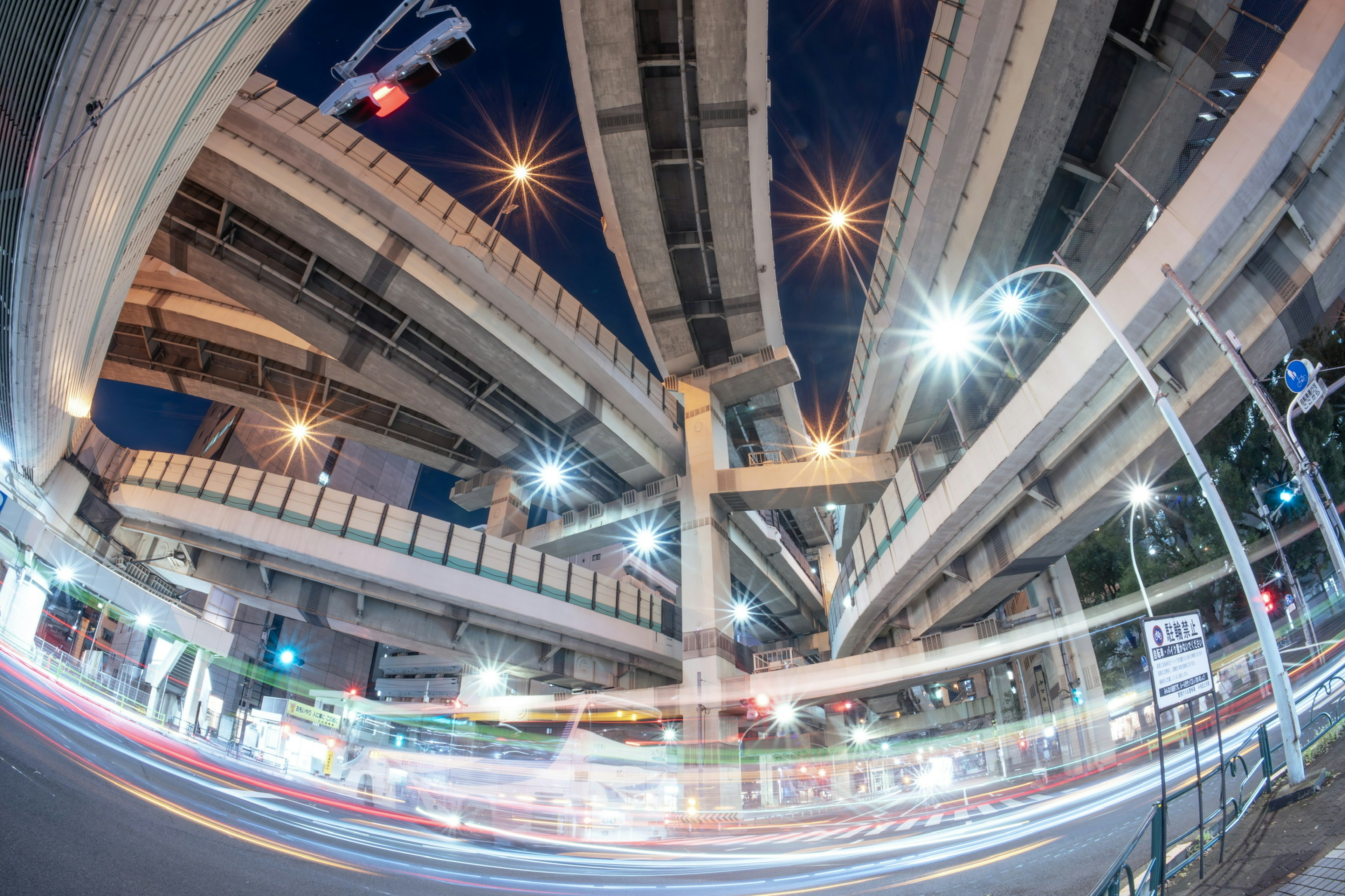 Estructura compleja de carreteras elevadas por la noche con semáforos