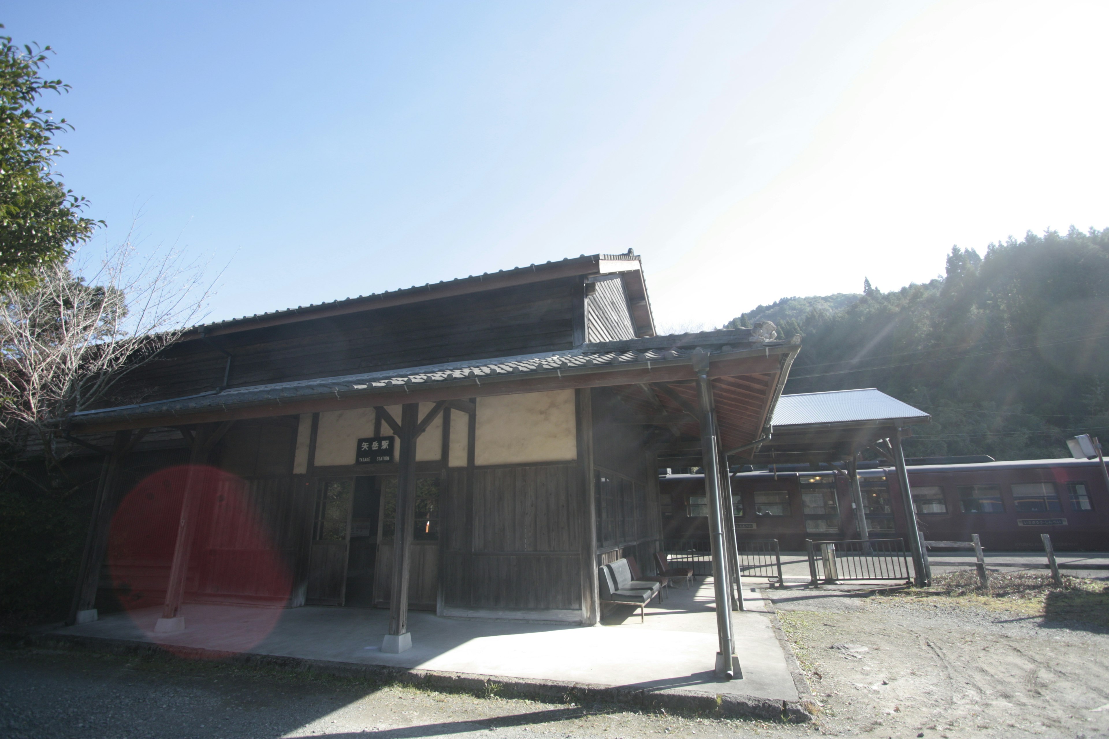 Rumah kayu tradisional Jepang dengan pemandangan tenang