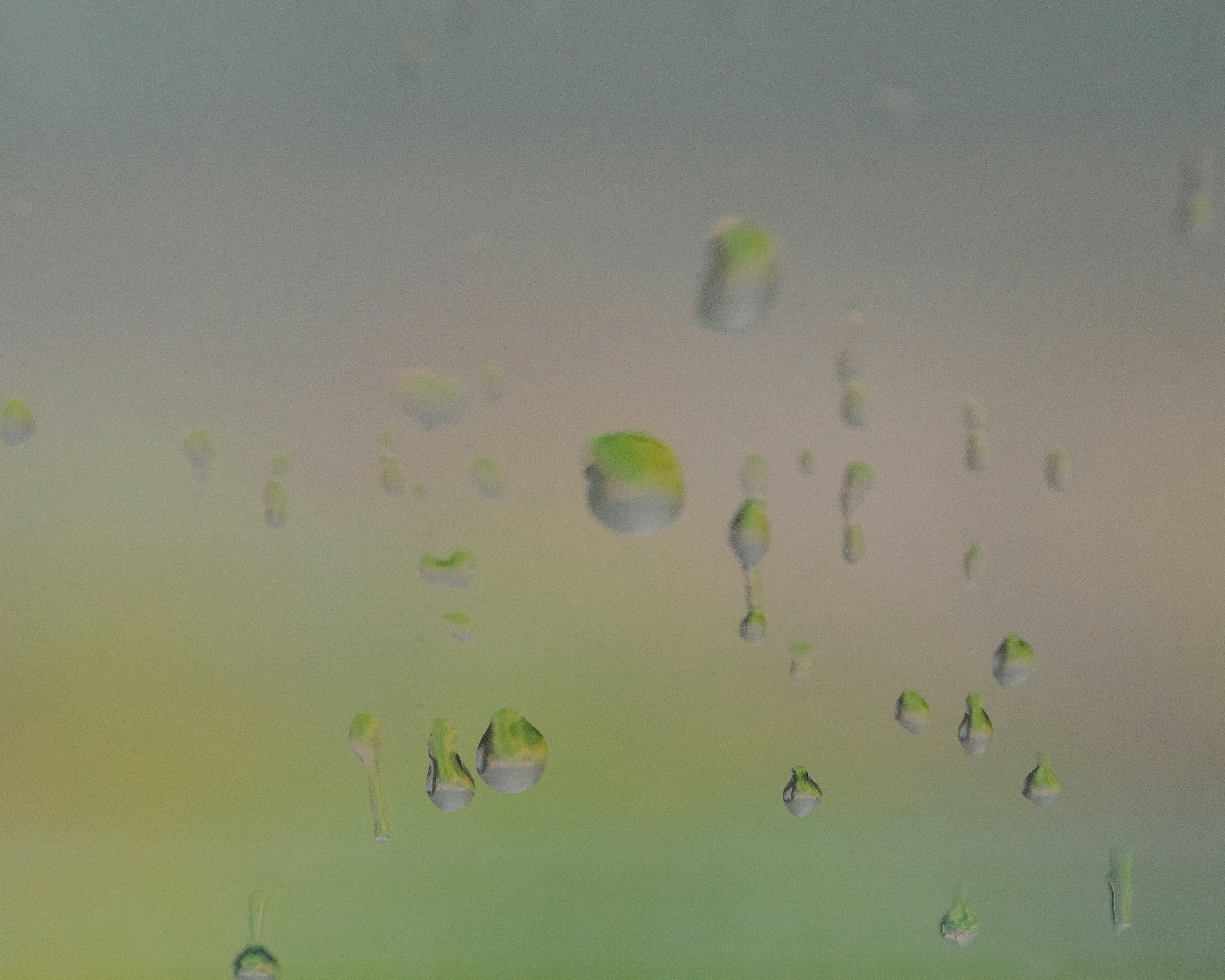 Image abstraite avec des gouttes d'eau sur un fond vert et bleu