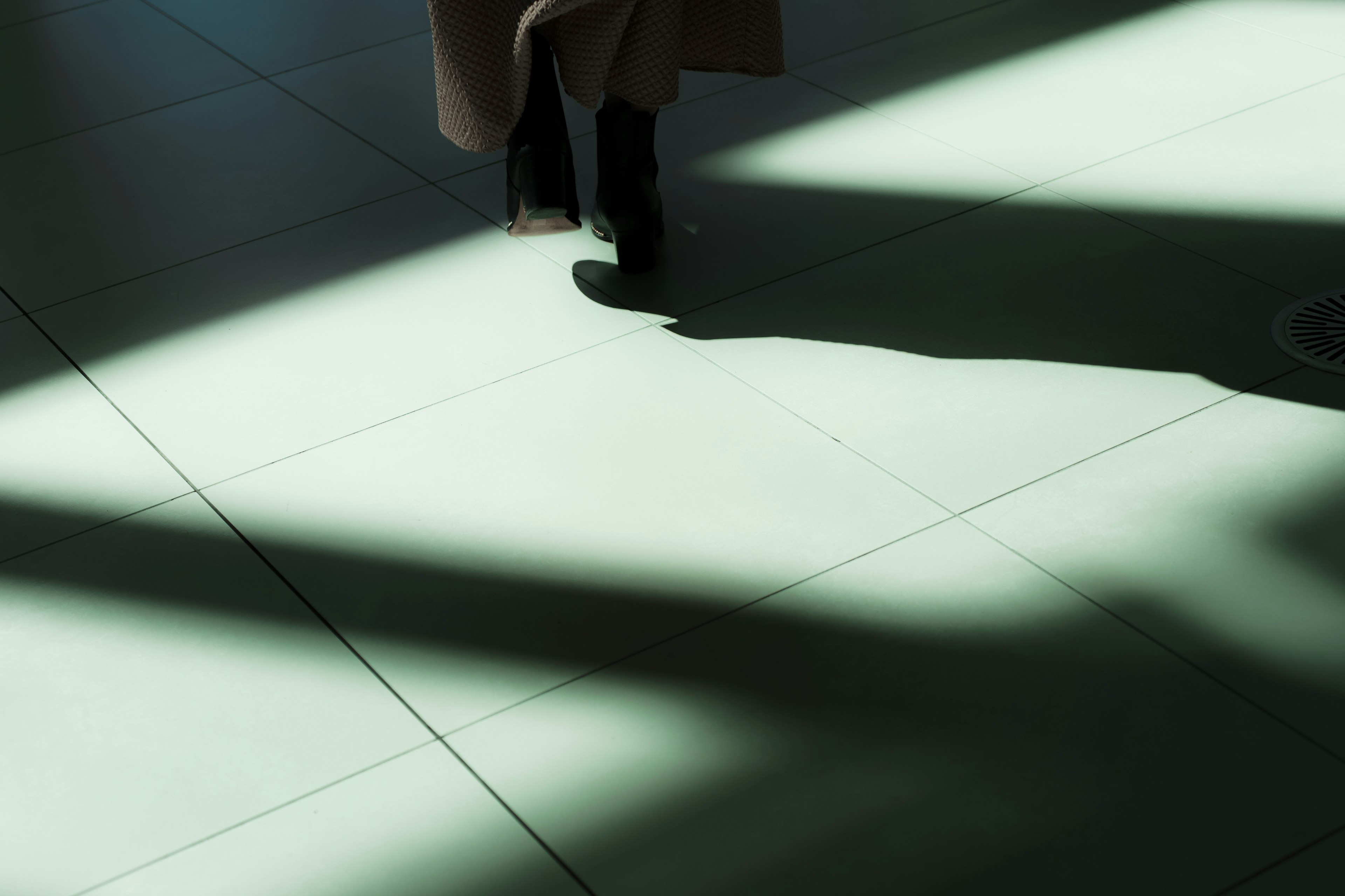 Bottes posées sur un sol avec un beau contraste de lumière et d'ombre