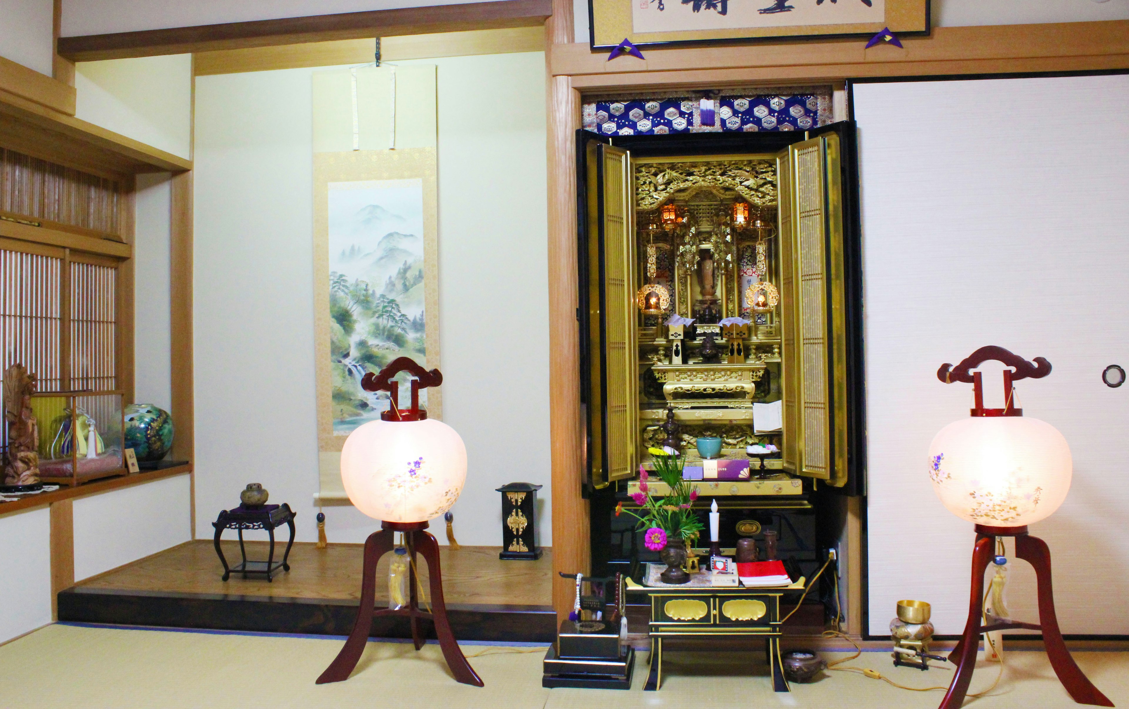 Interior japonés tradicional con un altar y lámparas decorativas