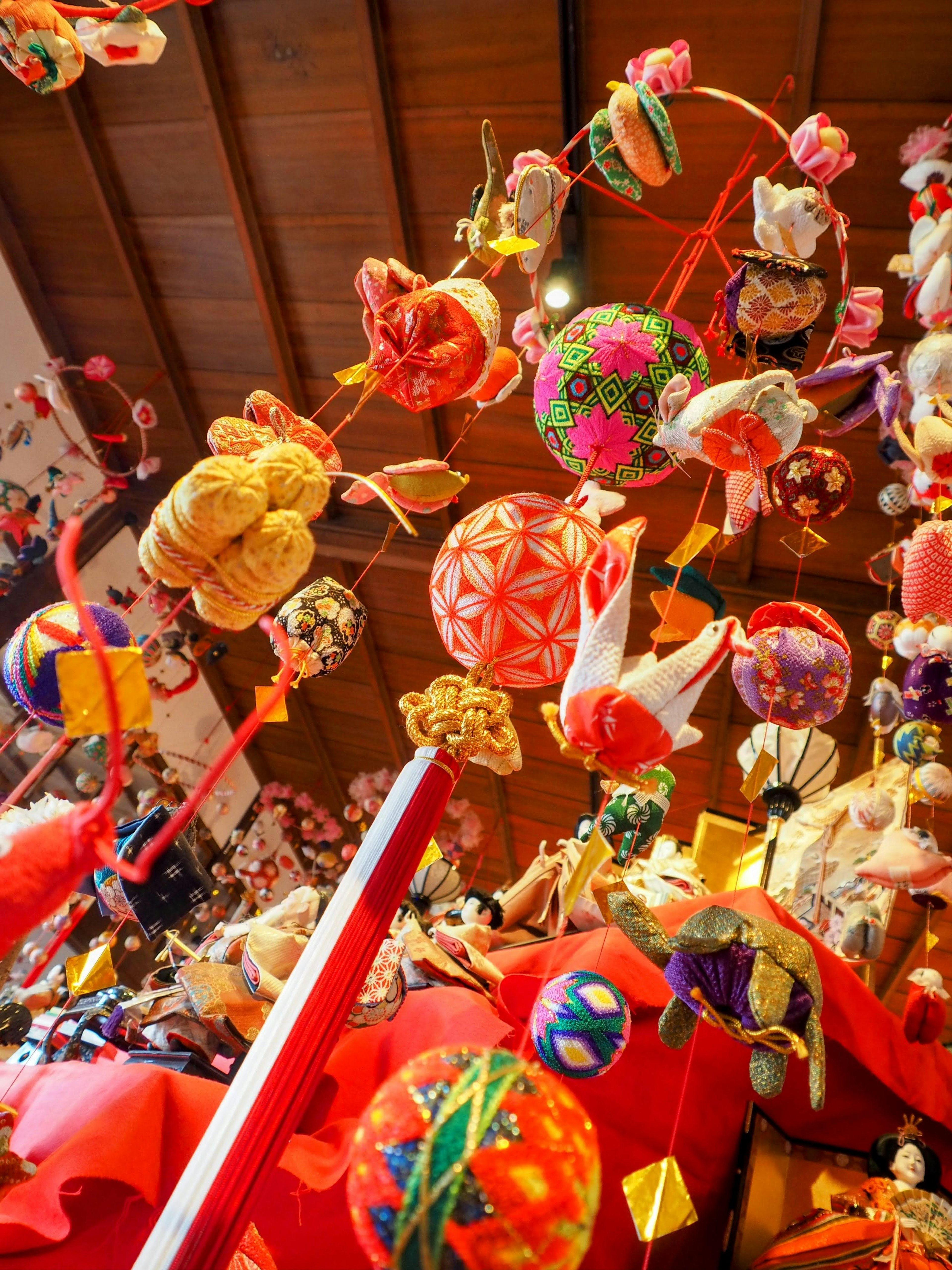 Dekorasi tradisional Jepang berwarna-warni yang digantung dari langit-langit