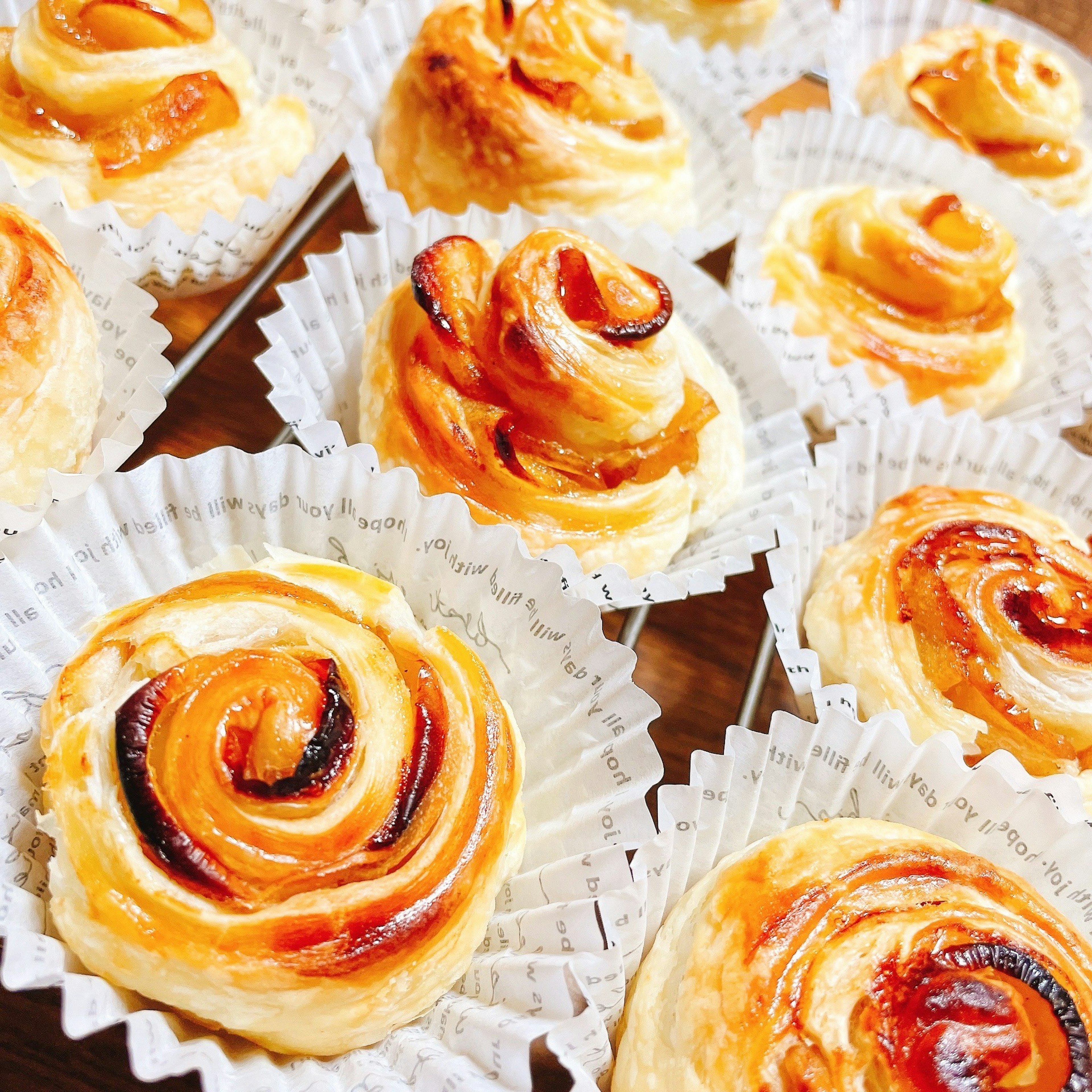 Bellissimi dolci a forma di rosa disposti in tazze bianche