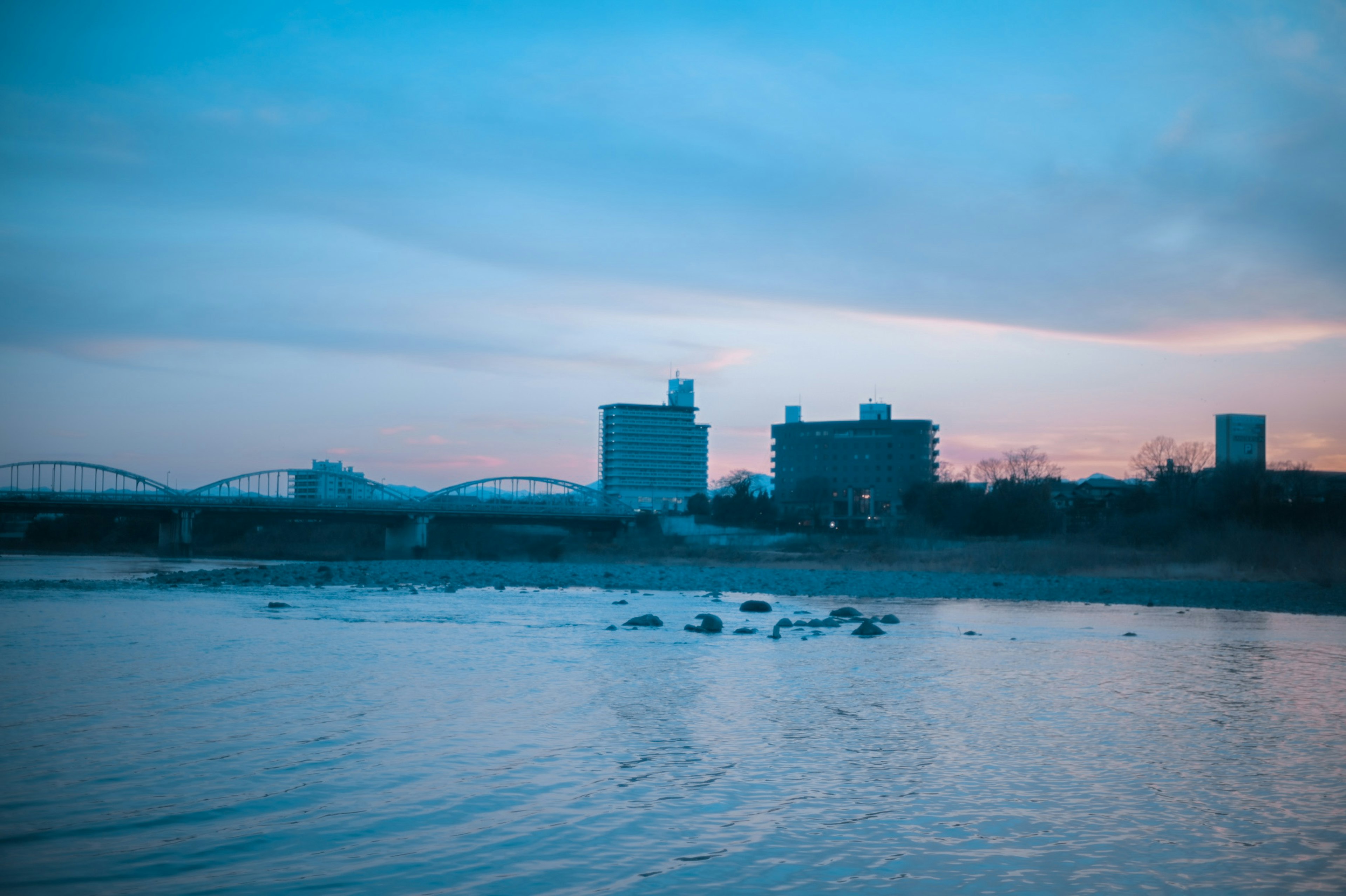 川と建物が見える夕暮れの風景