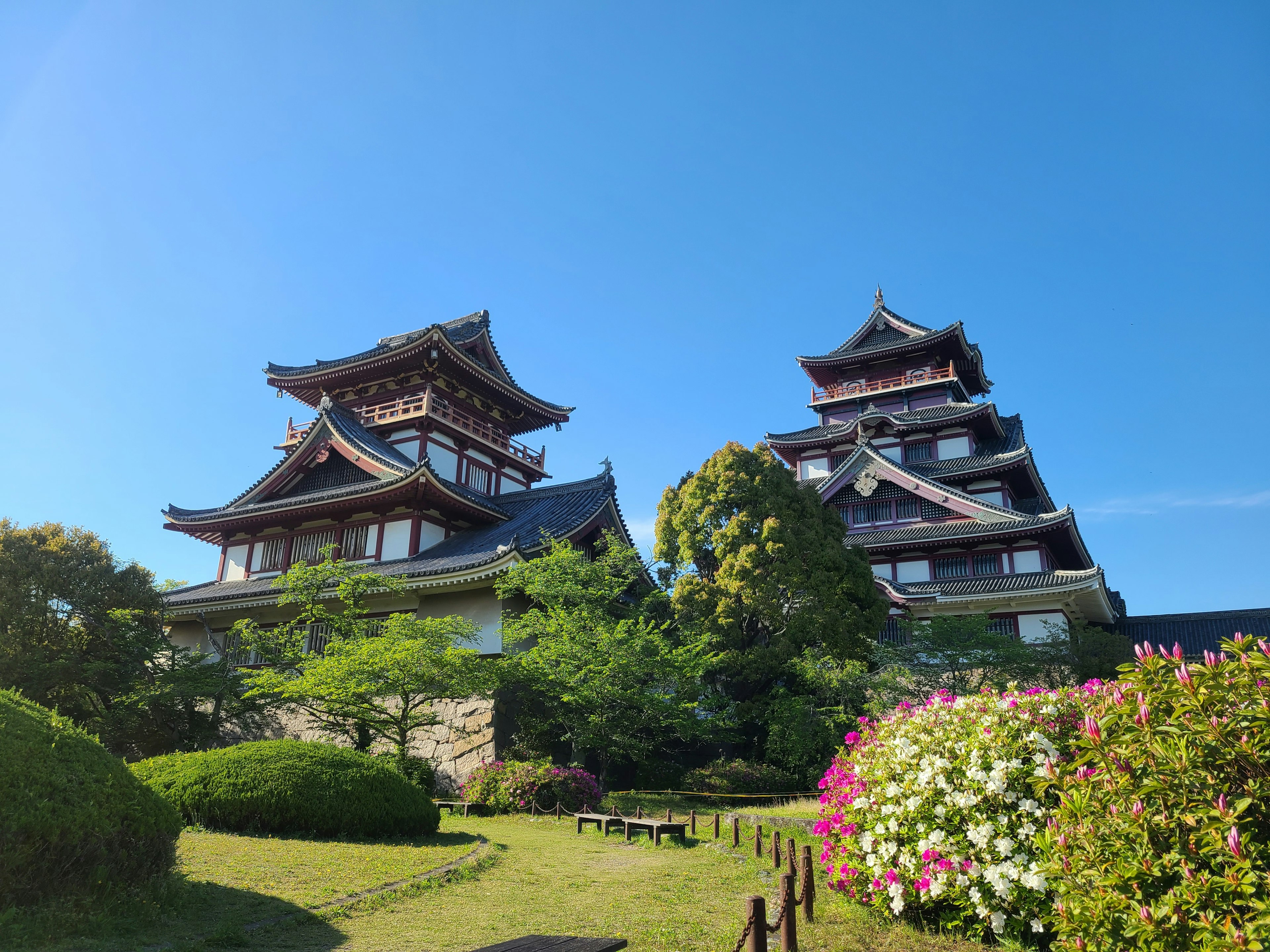 Kastil Jepang yang indah dan taman di bawah langit biru yang cerah