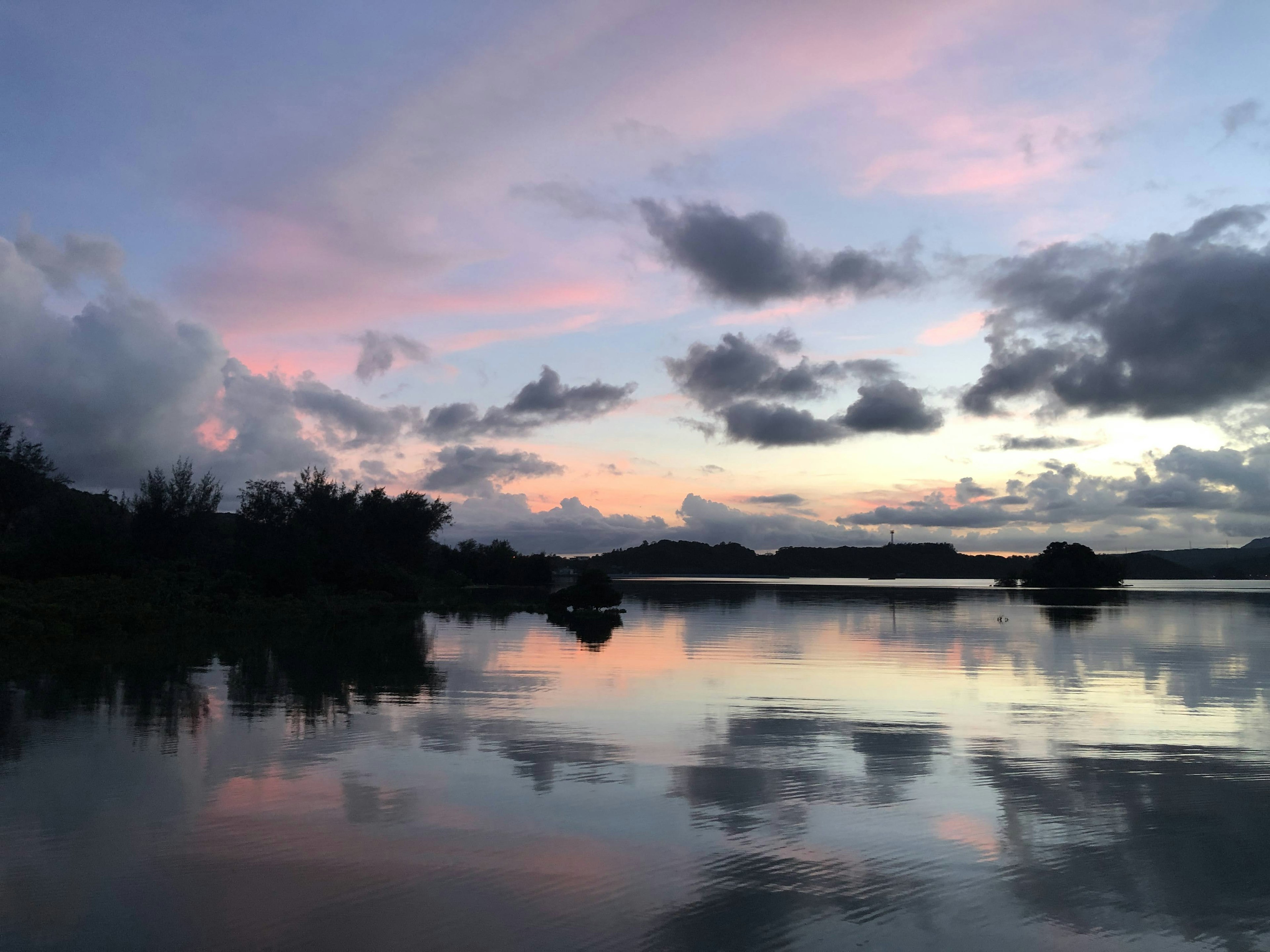 Vue paisible d'un lac reflétant un beau coucher de soleil