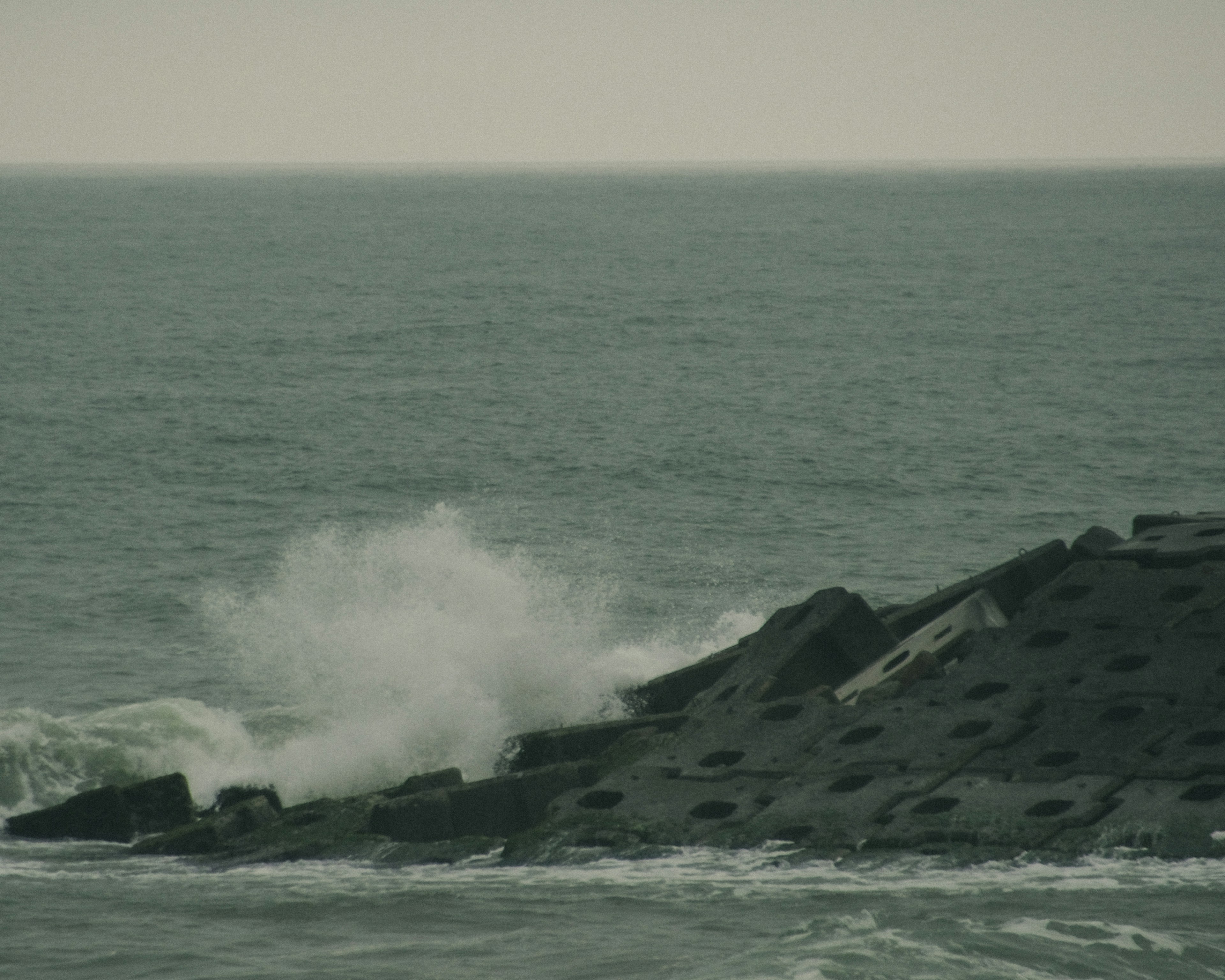 海の上の岩と打ち寄せる波の風景