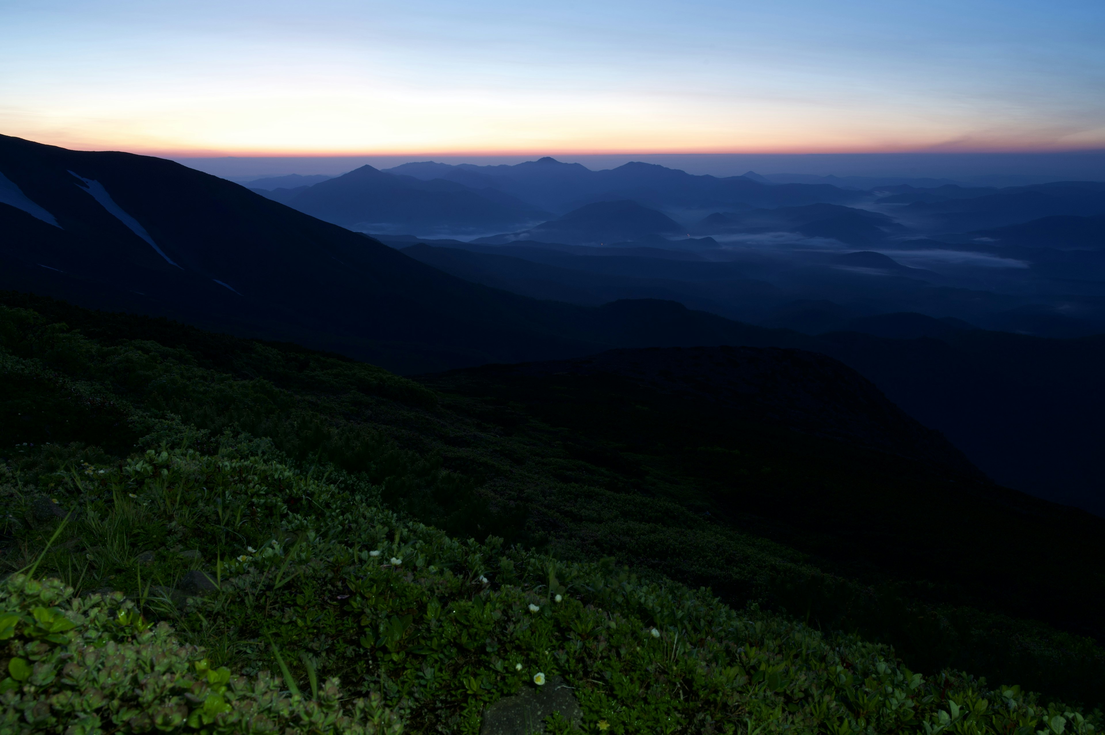 Paisaje montañoso con colores del amanecer