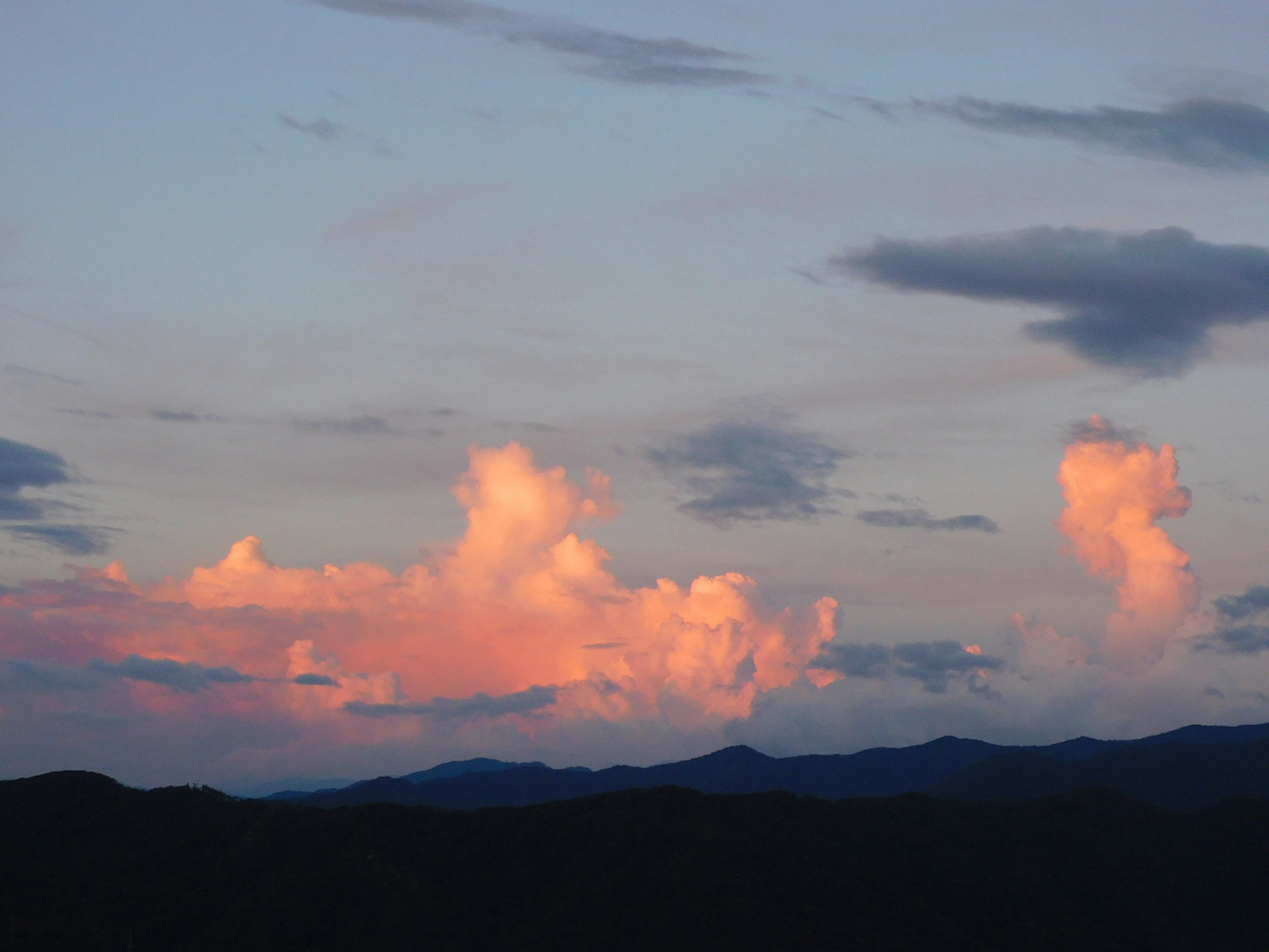 夕陽雲彩的山脈風景