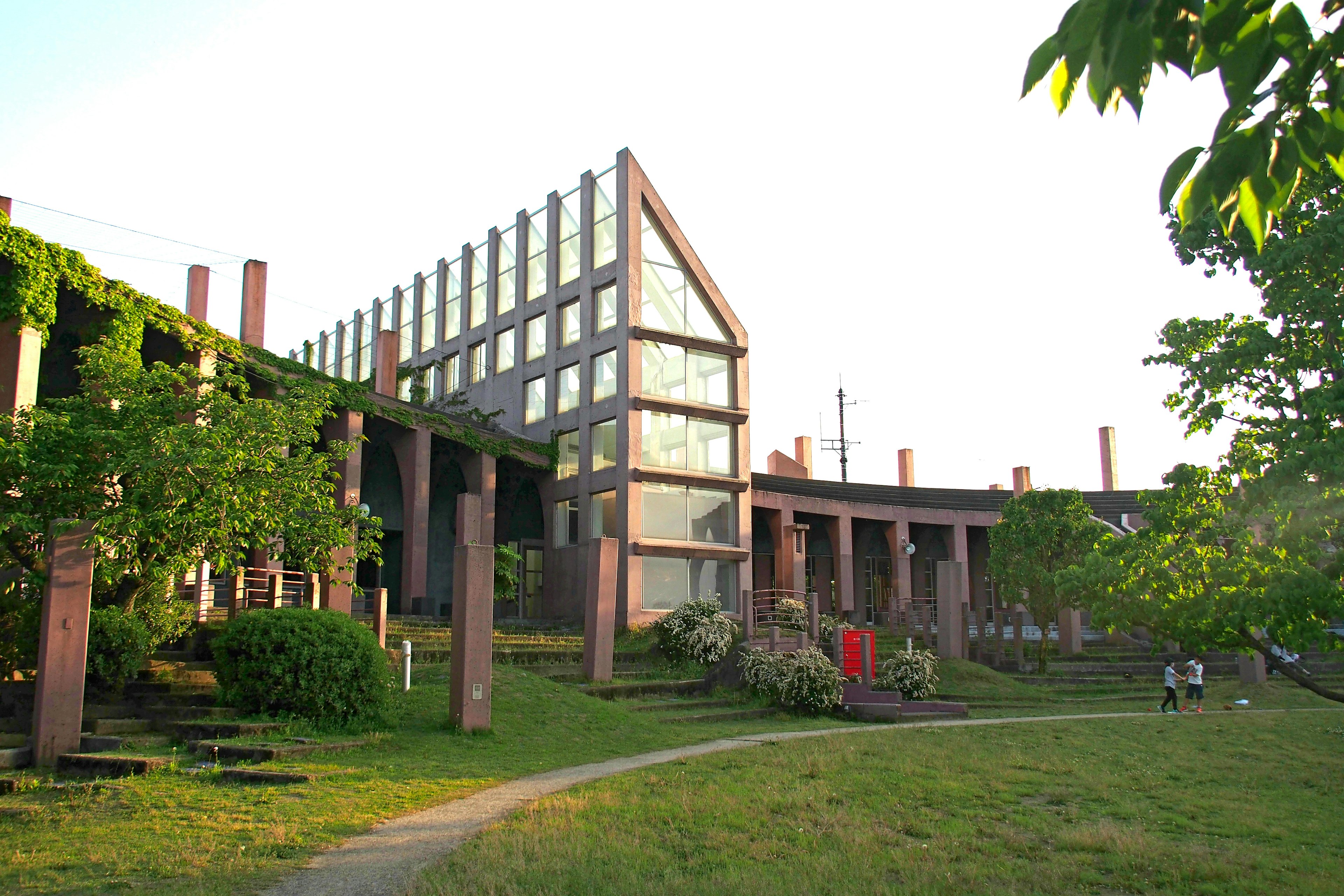 Edificio moderno circondato da vegetazione con un sentiero