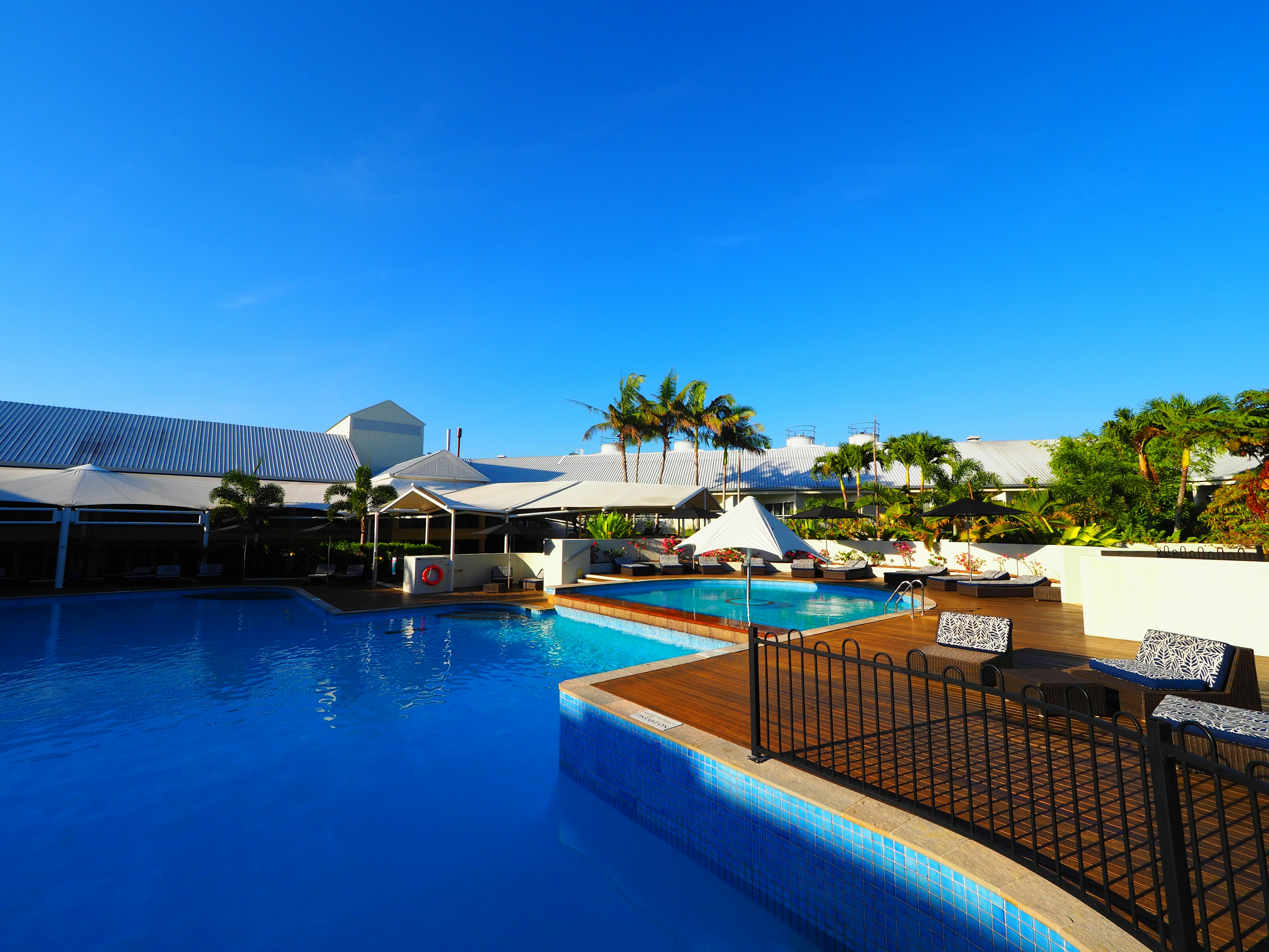 Paesaggio di un resort con cielo blu e piscina