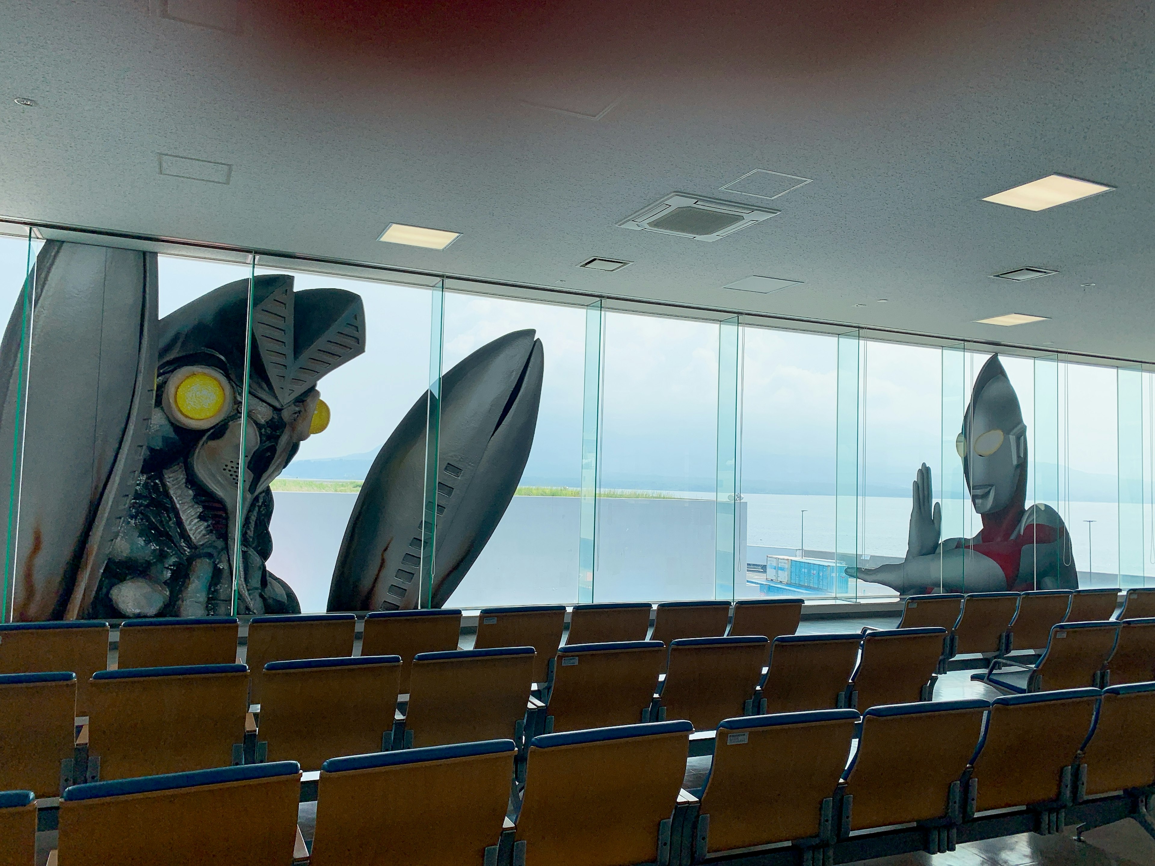 Grandi installazioni artistiche con creature in una lounge aeroportuale