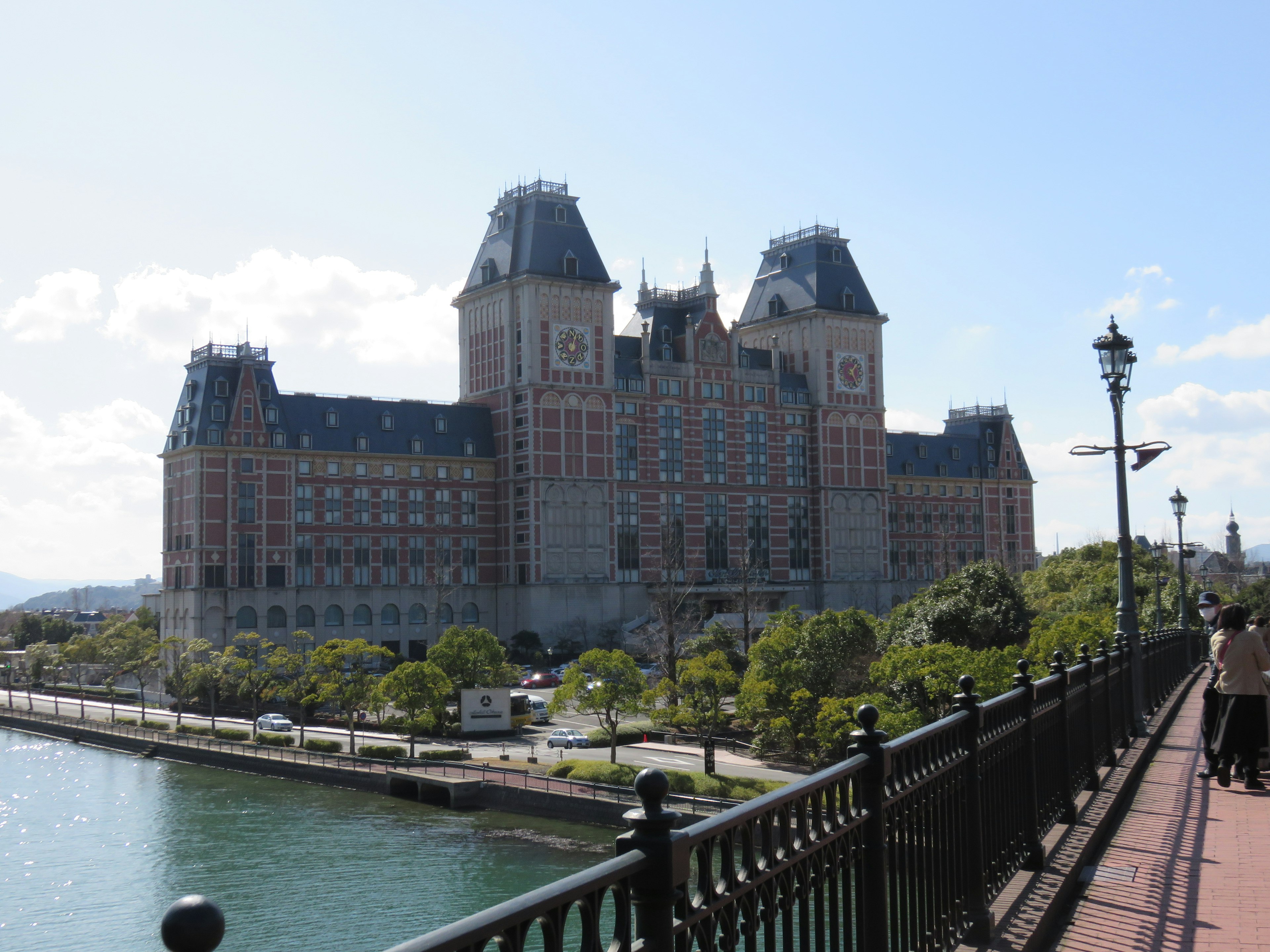 Grand bâtiment au bord de l'eau sous un ciel dégagé