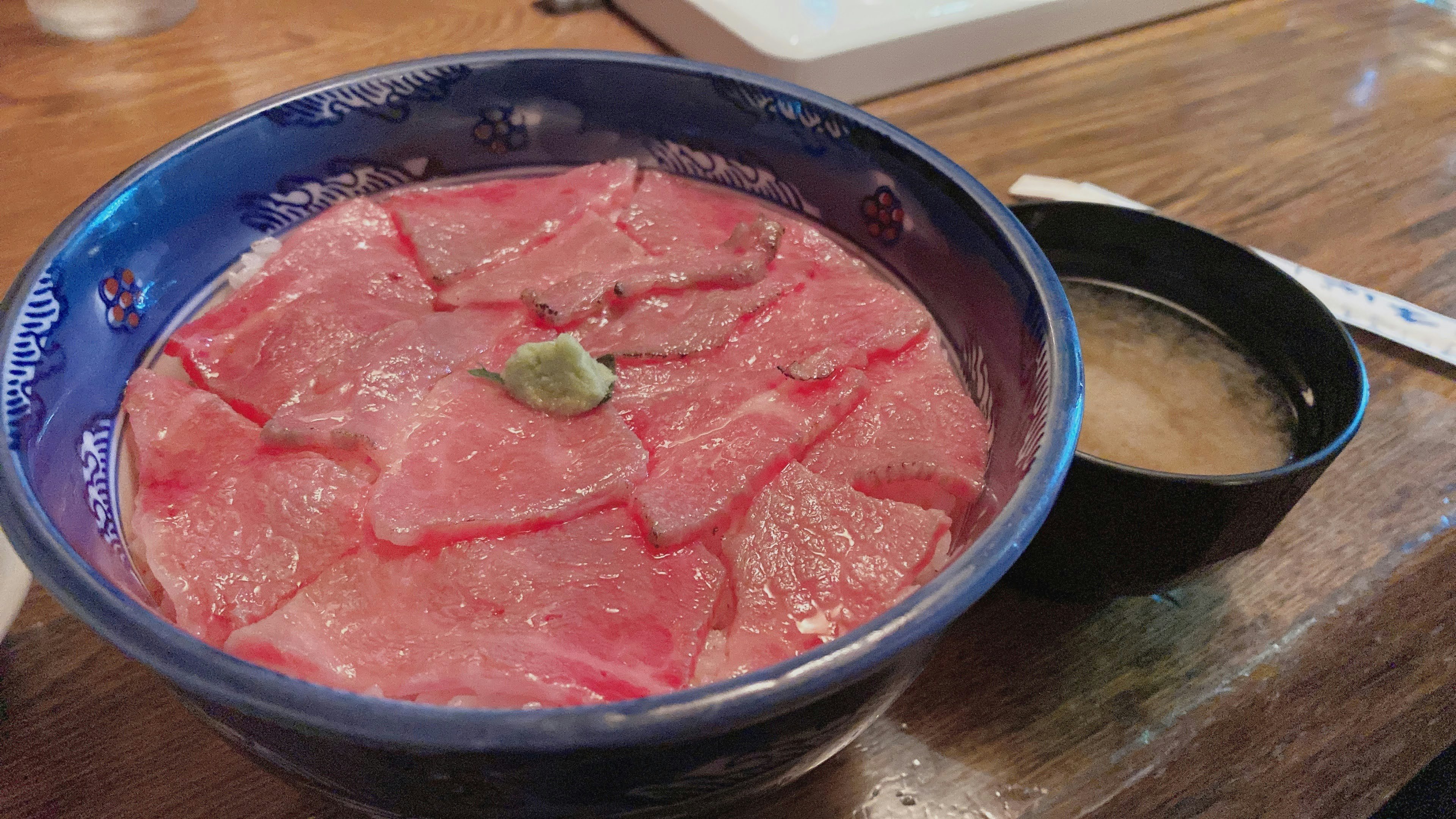 Schüssel mit schön angerichtetem Rindfleisch und einer Schale Miso-Suppe