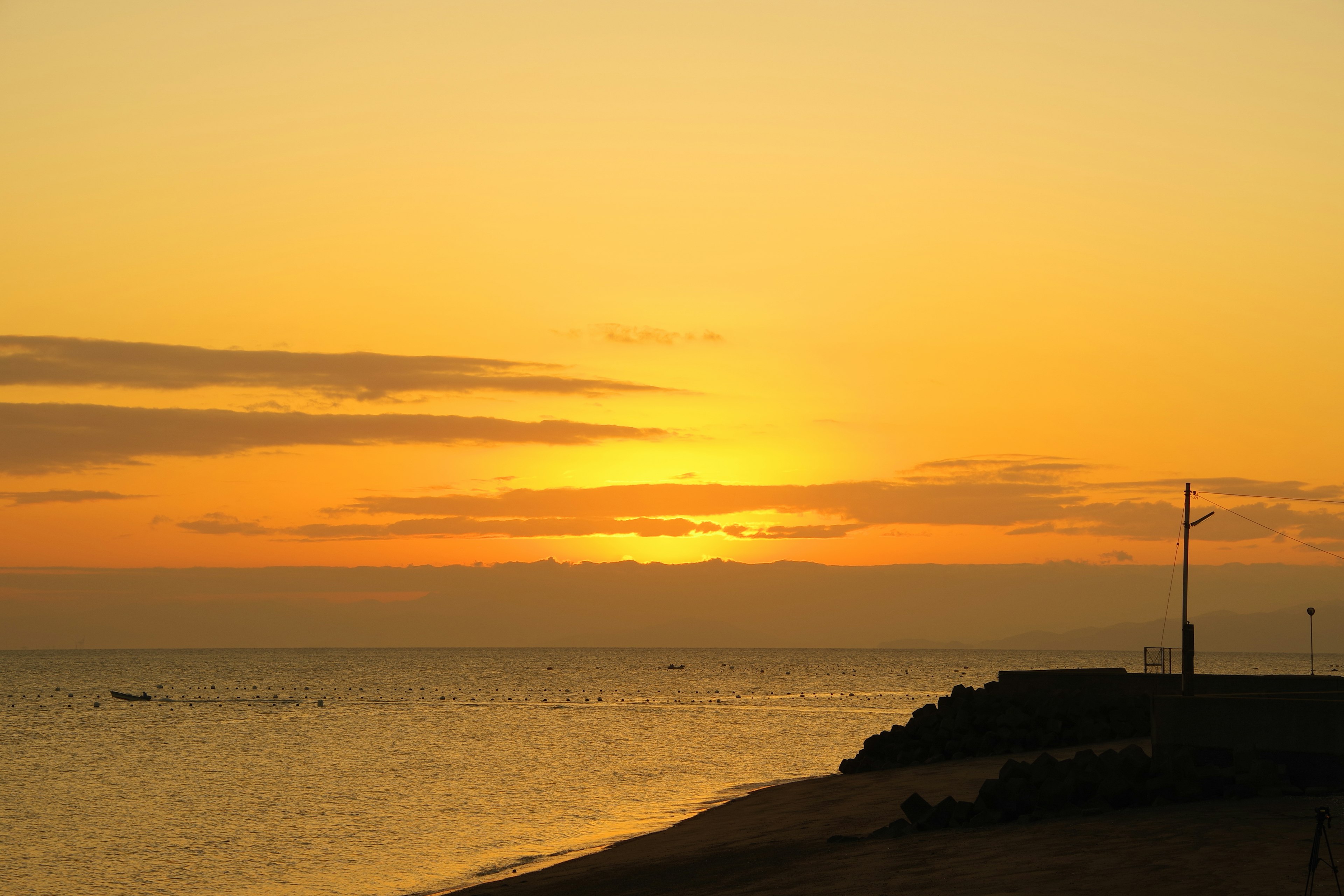 Senja pantai dengan ombak lembut