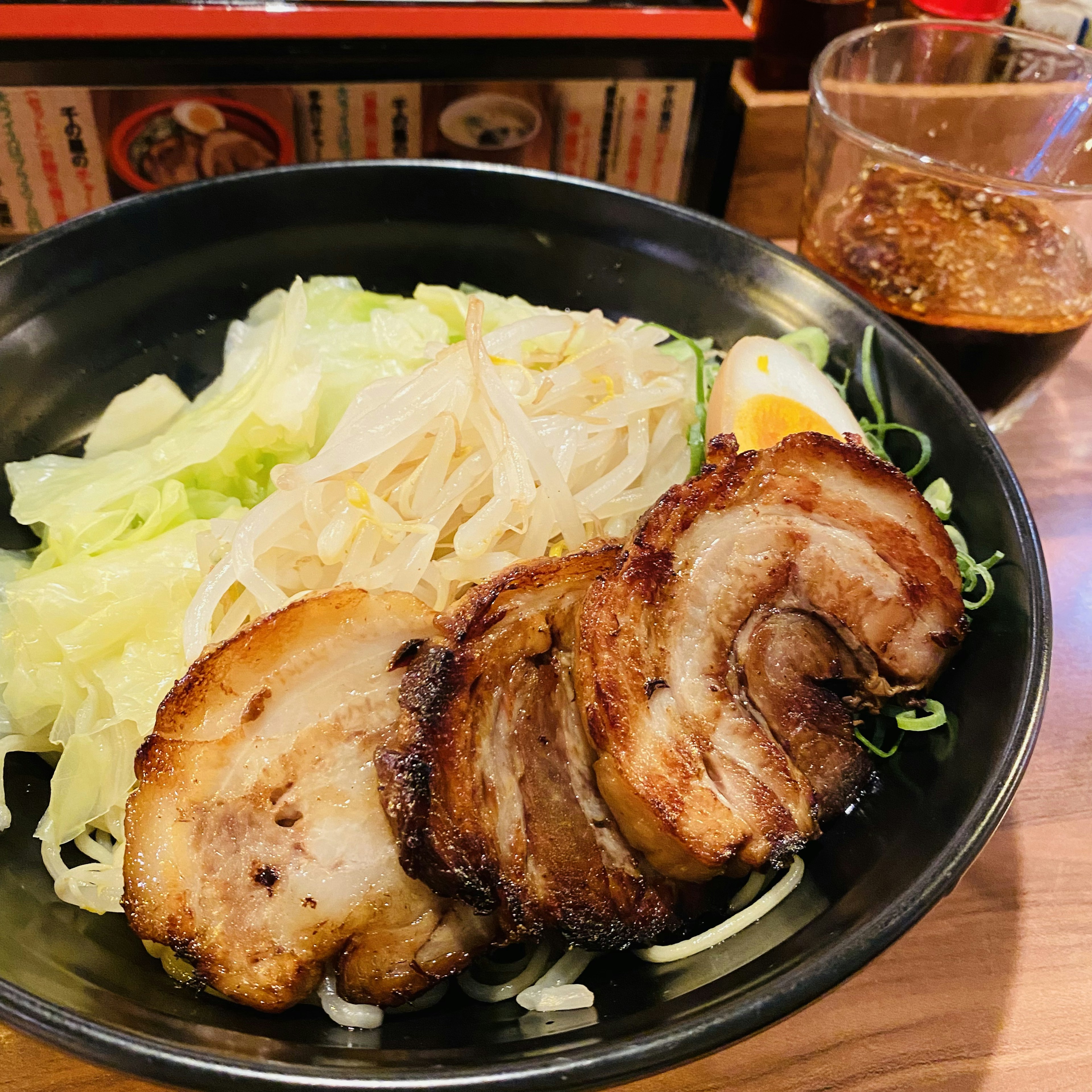 美味しそうなチャーシューと野菜のラーメン